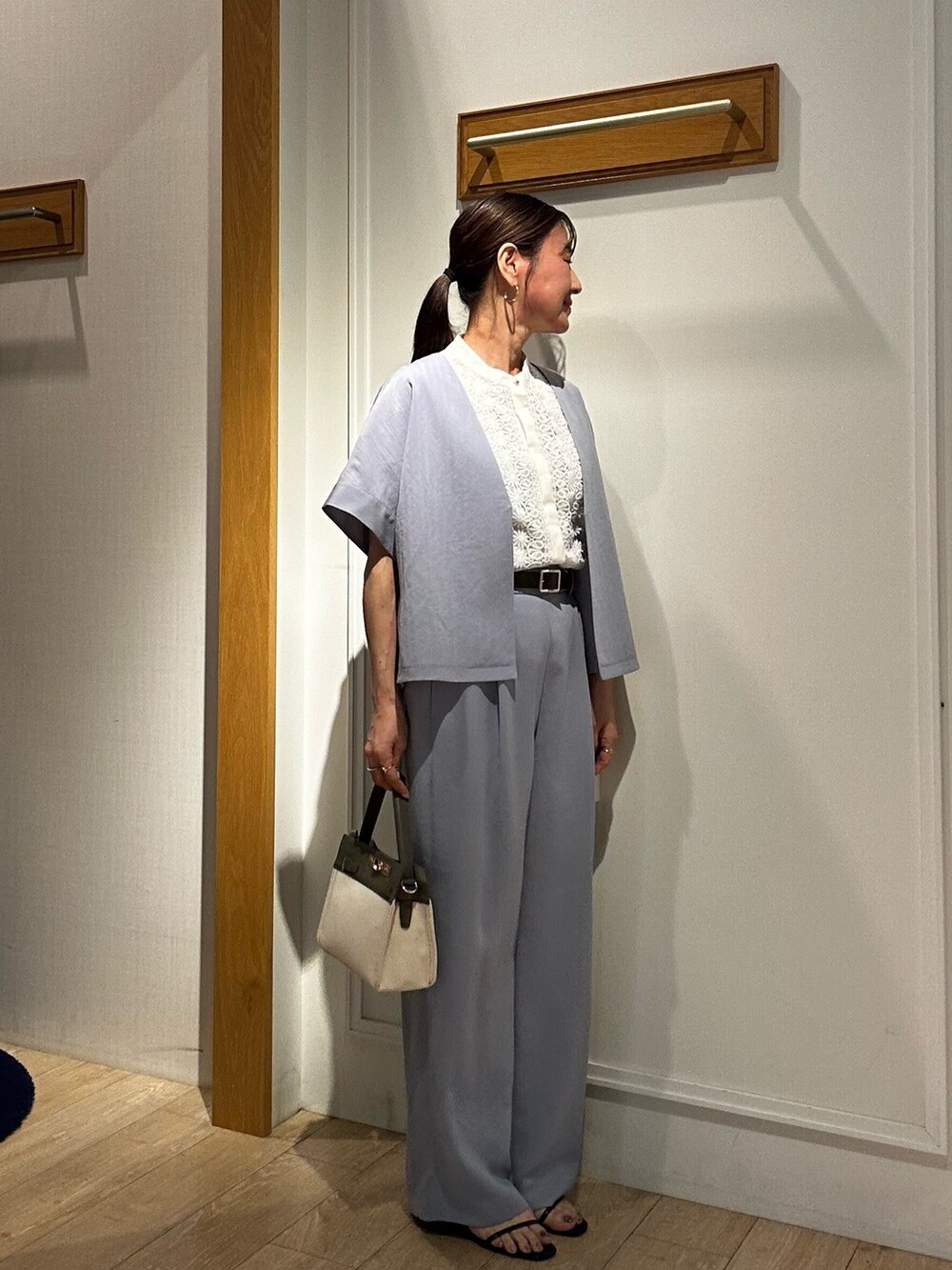 ベージュ系のショルダーバッグ、グレー系のその他パンツ、グレー系のダウンジャケット/コートを着用したレディースの夏コーディネートの5枚目の写真