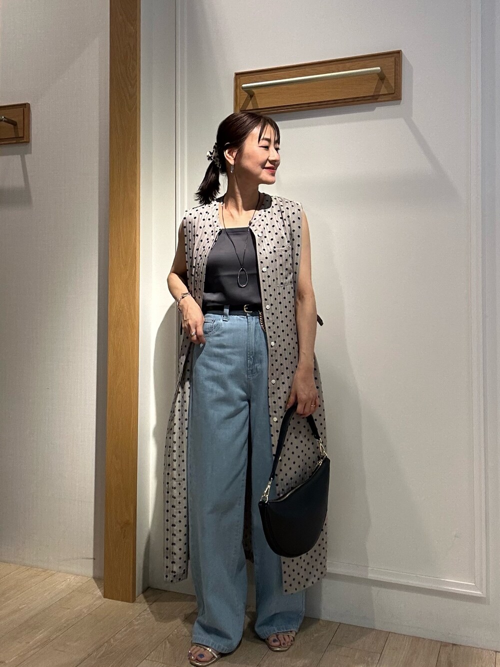 ベージュ系のワンピース、ブルー系のノーカラージャケット、グレー系のTシャツ/カットソーを着用したレディースの夏コーディネートの10枚目の写真