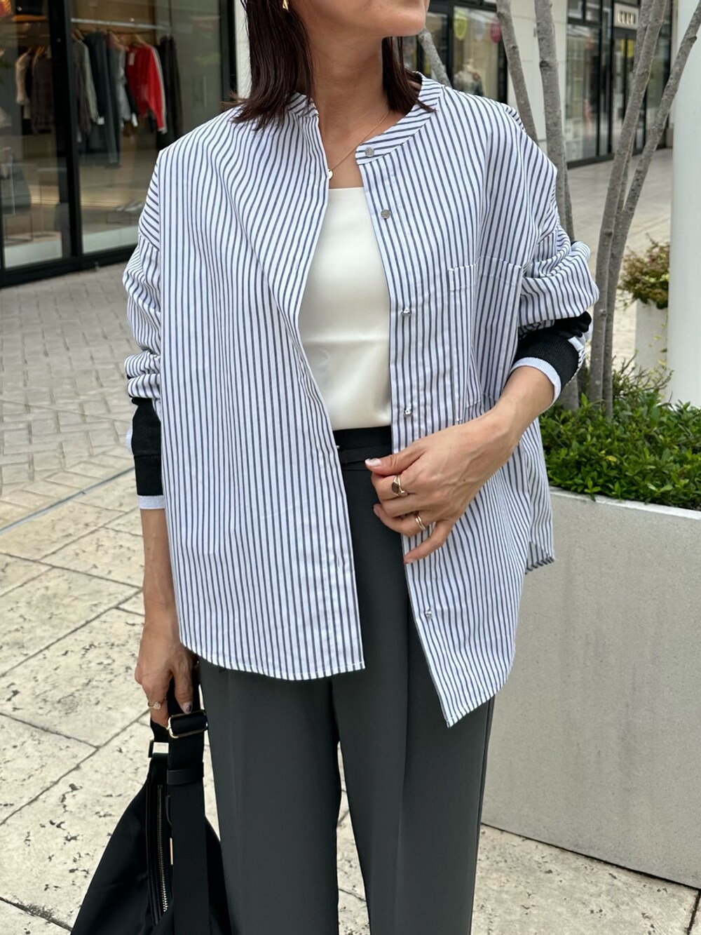 グレー系のその他パンツ、ホワイト系のシャツ/ブラウス、ホワイト系のTシャツ/カットソーを着用したレディースの秋コーディネートの7枚目の写真