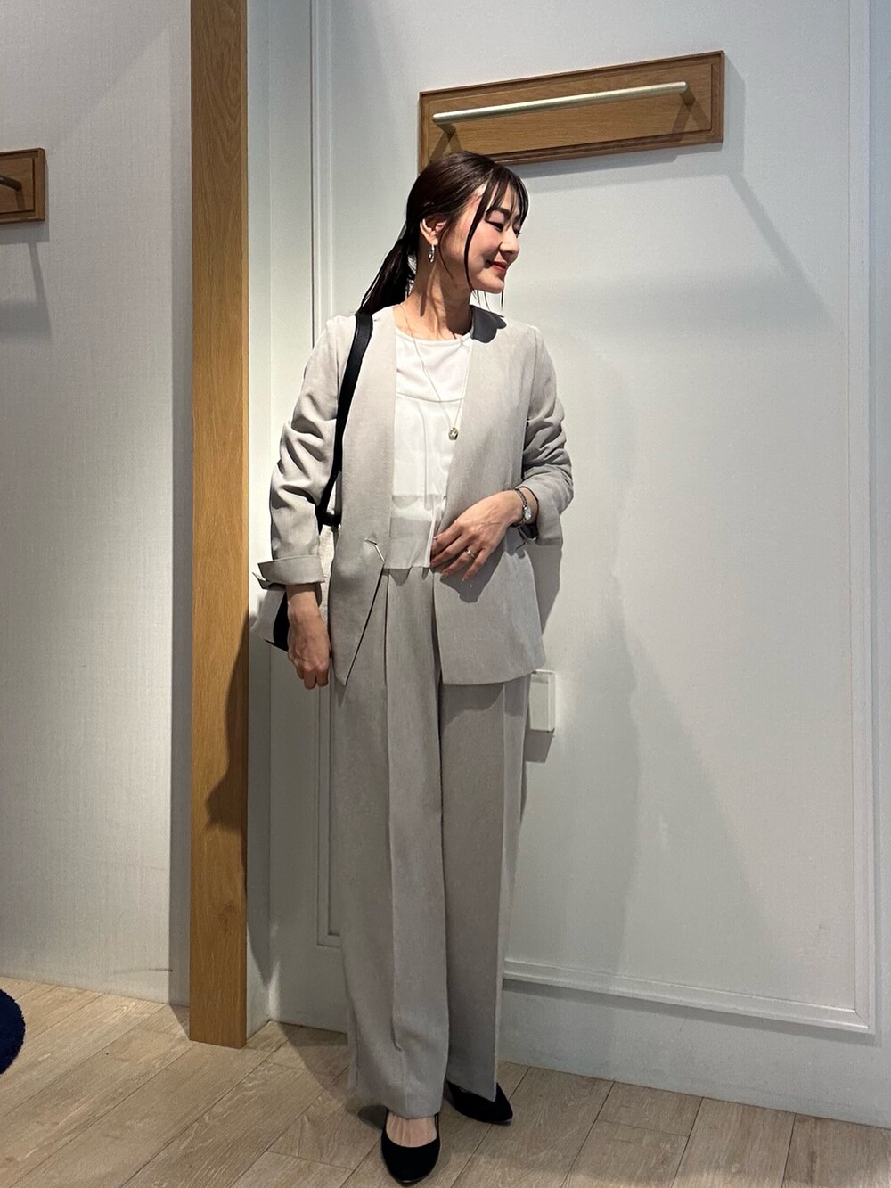「春めき満開コーデ、淡色コーデ、春服、おでかけコーデ、ベージュ、ベージュコーデ、ベージュパンツ、スーツ、スーツコーデ、パンツスタイル、パンツコーデ、パンツスーツ、低身長、低身長コーデ、低身長女子」｜「MICO COULIERの《オケージョン対応》ヘヴィジョーゼットブラウス（シャツ/ブラウス、ホワイト系）」を使った、daimonさん（骨格ナチュラル・レディース・154cm）の春コーディネートの10枚目の写真