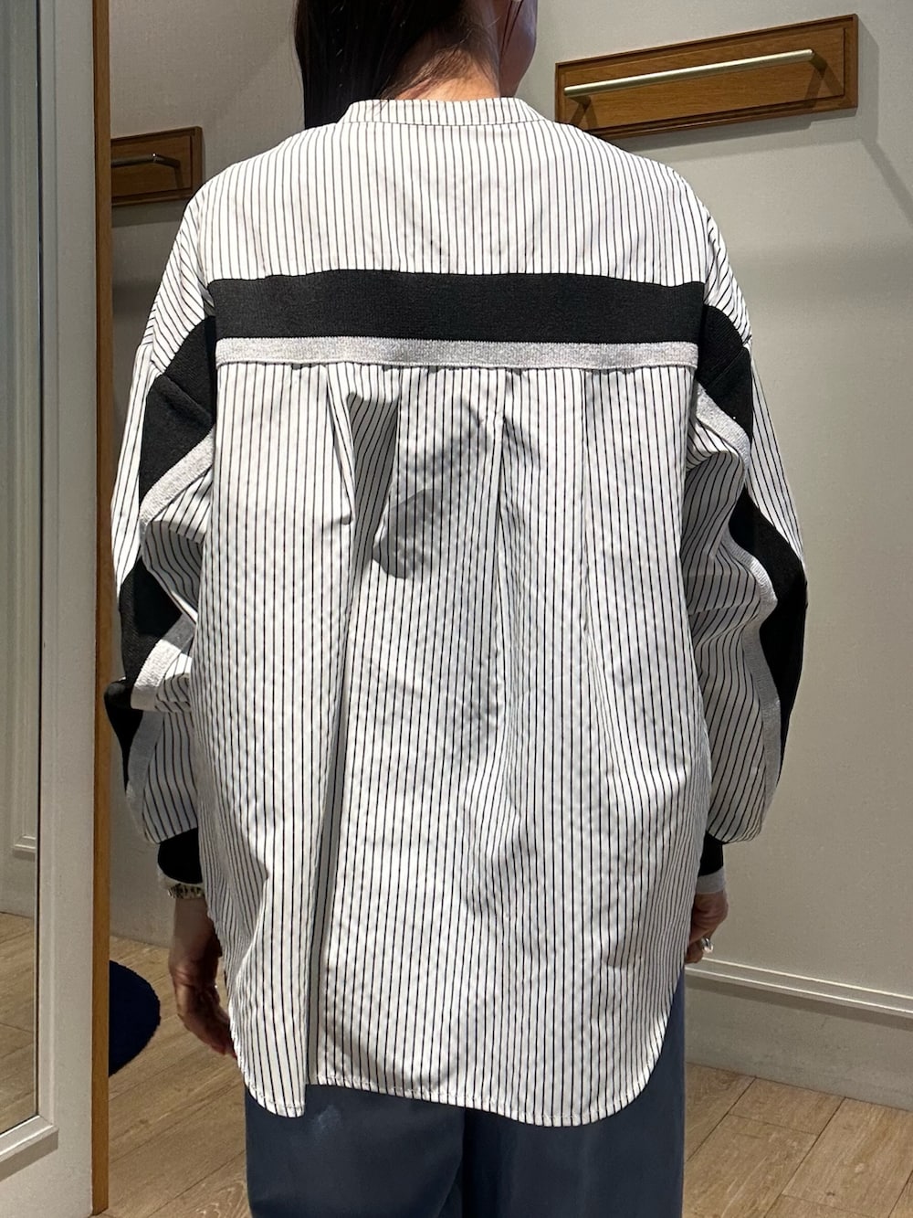 ブルー系のダウンジャケット/コート、ホワイト系のシャツ/ブラウス、ブルー系のデニムパンツを着用したレディースの冬コーディネートの10枚目の写真