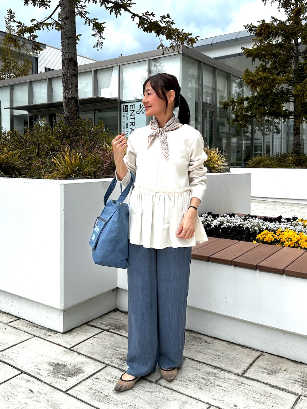 ブルー系のその他パンツ、ブルー系のトートバッグ、ホワイト系のシャツ/ブラウスを着用したレディースの春コーディネートの8枚目の写真