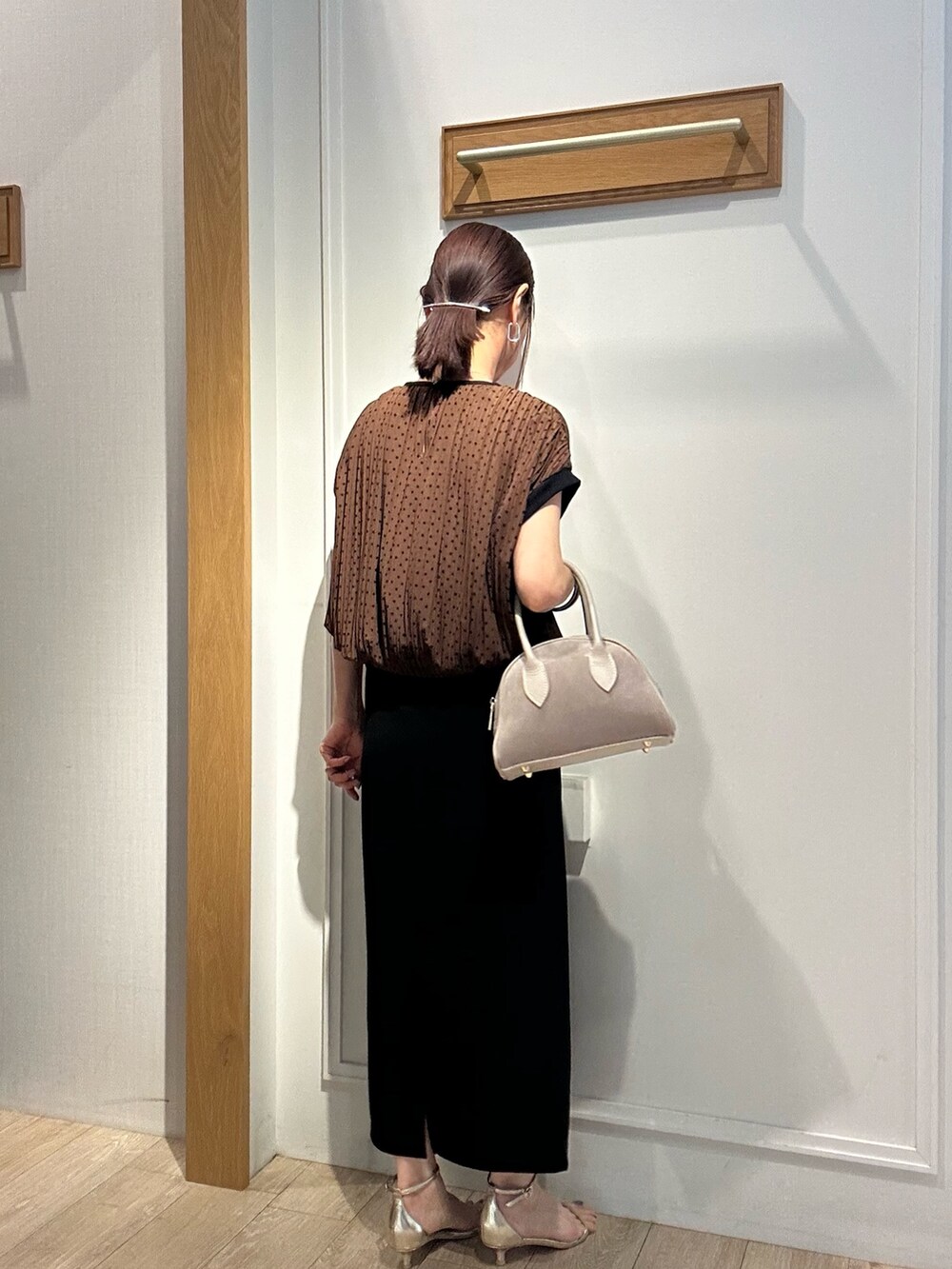 「シアートップス、オトナ女子、シンプルスタイル、夏服コーデ、大人ファッション、夏ファッション、キレイめコーデ、150cm台コーデ、ブラウン、オトナカワイイ、おでかけコーデ、154cm、ドットブラウス、低身長コーデ、低身長女子」｜「MICO COULIERのカットジョーゼットタイトスカート（スカート、ブラック系）」を使った、daimonさん（レディース・154cm）の夏コーディネートの4枚目の写真