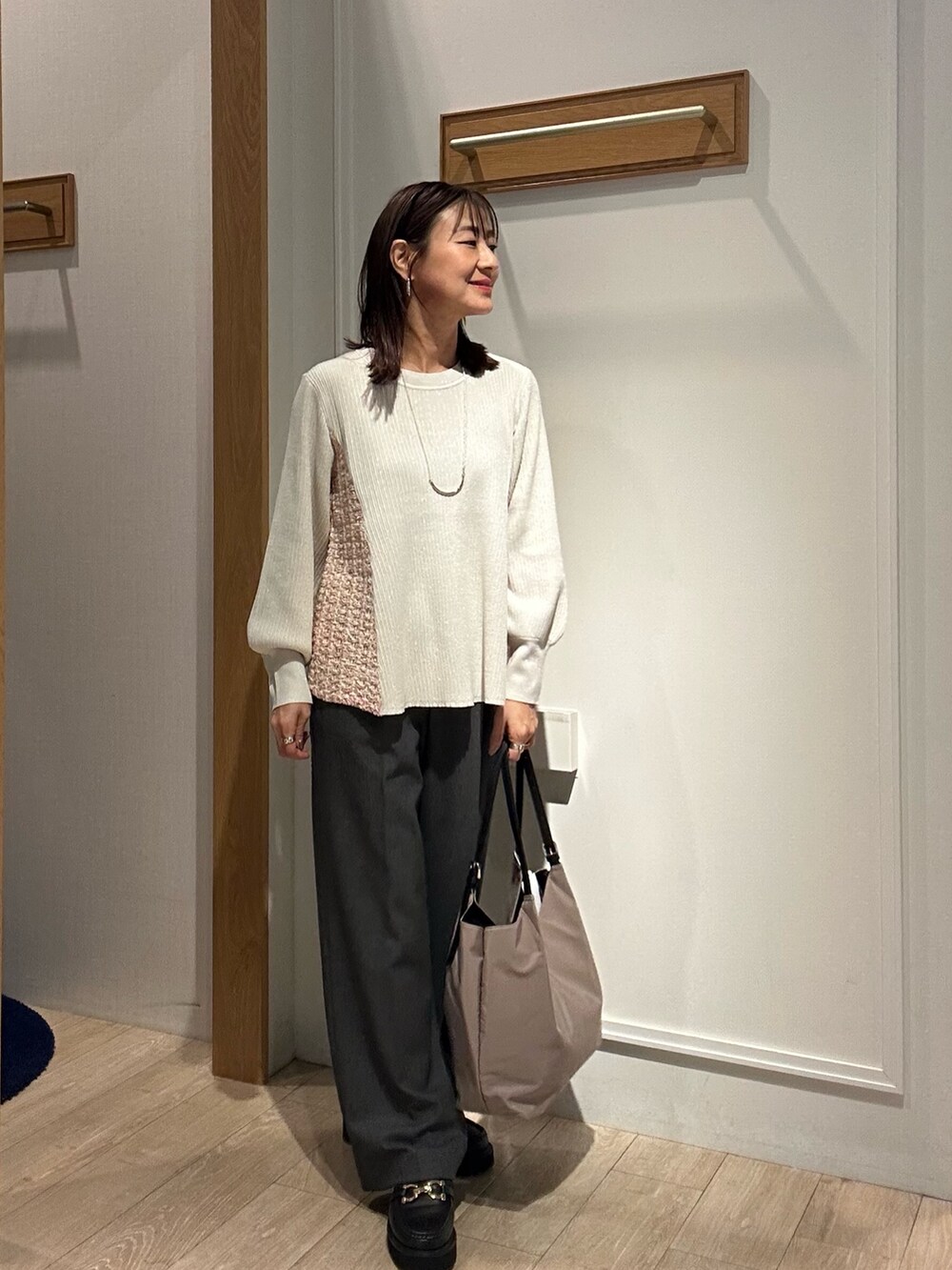 ホワイト系のニット/セーターを着用したレディースの冬コーディネートの2枚目の写真