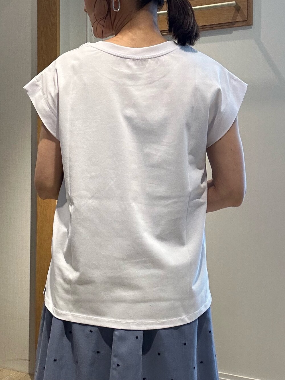 「サンダル、白Tシャツ、低身長コーデ、春夏コーデ、大人カジュアルコーデ、楽チンコーデ、大人コーデ、スカートコーデ、オトナカワイイ、低身長女子、150cm台コーデ、40代ファッション、ロゴT、きちんとスタイル、きちんと感」｜「MICO COULIERの刺繍ドットスカート（スカート、ブルー系）」を使った、daimonさん（レディース・154cm）の夏コーディネートの7枚目の写真