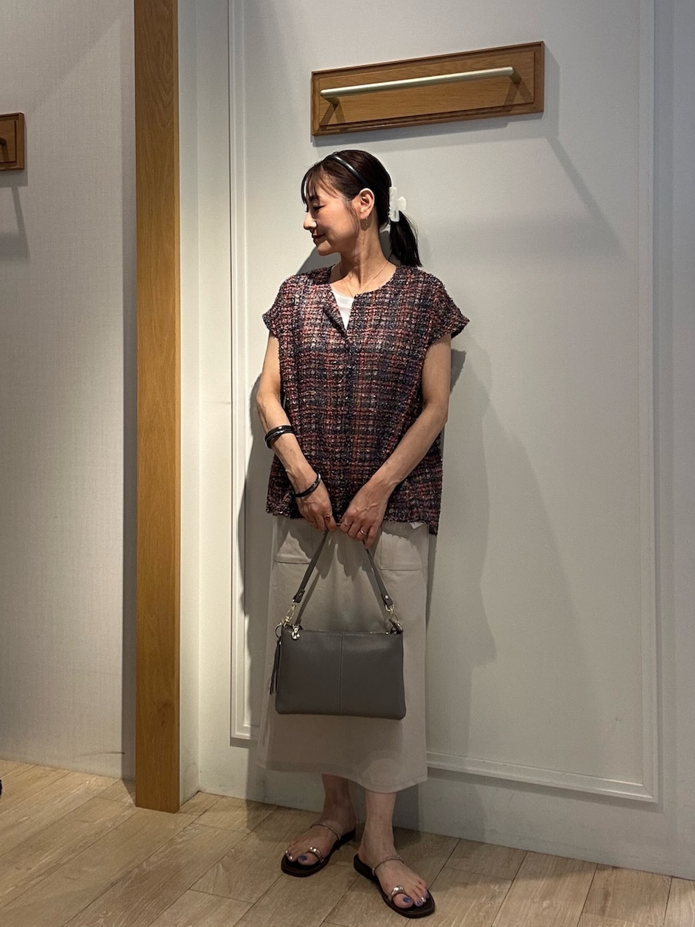「半袖シャツ、夏ルックで気分アップ、お出かけコーデ、休日スタイル、カラーコーデ、シンプルコーデ、きれいめカジュアル、夏コーデ、シアートップス、大人ファッション、キレイめコーデ、シンプルカジュアル、スカートコーデ、シンプルスタイル、低身長女子」｜「MICO COULIERのカットジャガードチェックプリントブラウス（シャツ/ブラウス、オレンジ系）」を使った、daimonさん（レディース・154cm）の夏コーディネートの6枚目の写真