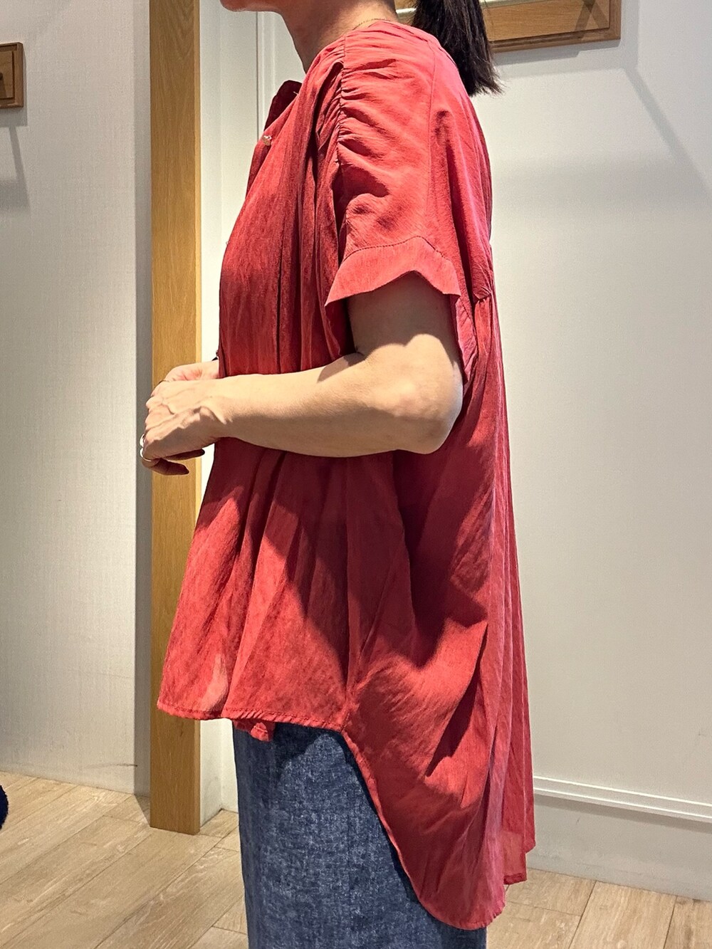 レッド系のシャツ/ブラウス、ホワイト系のTシャツ/カットソー、ブルー系のその他パンツを着用したレディースの夏コーディネートの8枚目の写真