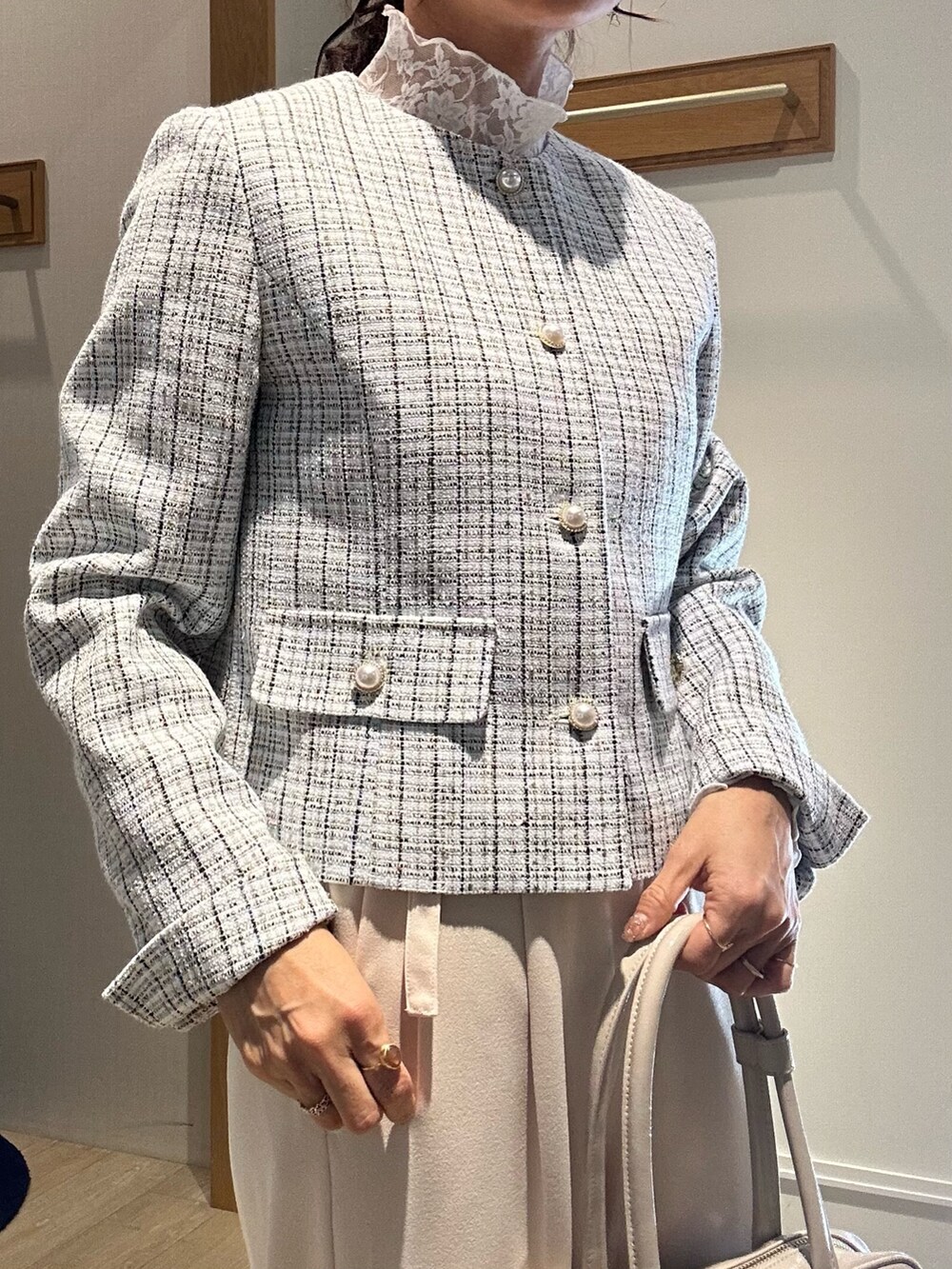 ホワイト系のノーカラージャケット、ブルー系のスカート、ホワイト系のTシャツ/カットソーを着用したレディースの冬コーディネートの6枚目の写真