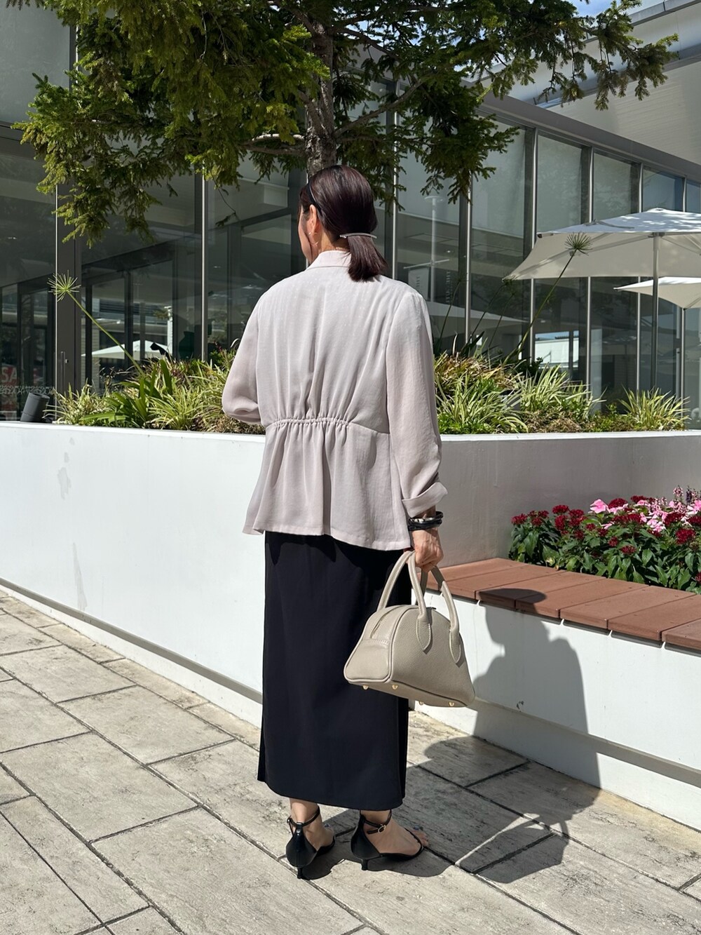 ブラック系のシャツ/ブラウス、ブラック系のスカート、ベージュ系のボストンバッグを着用したレディースの夏コーディネートの10枚目の写真