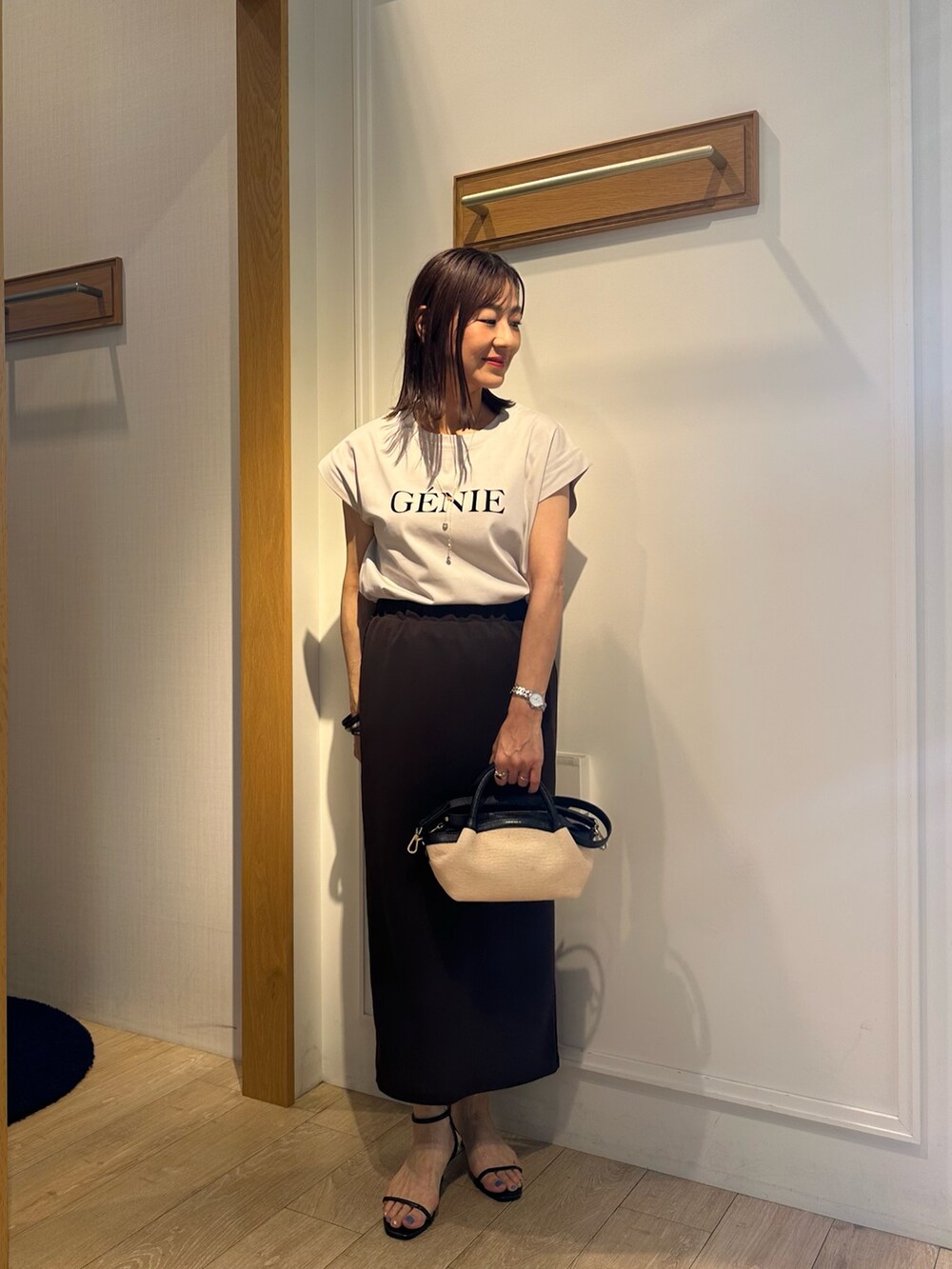 レッド系のシャツ/ブラウス、ベージュ系のTシャツ/カットソー、ブラウン系のスカートを着用したレディースの夏コーディネートの9枚目の写真