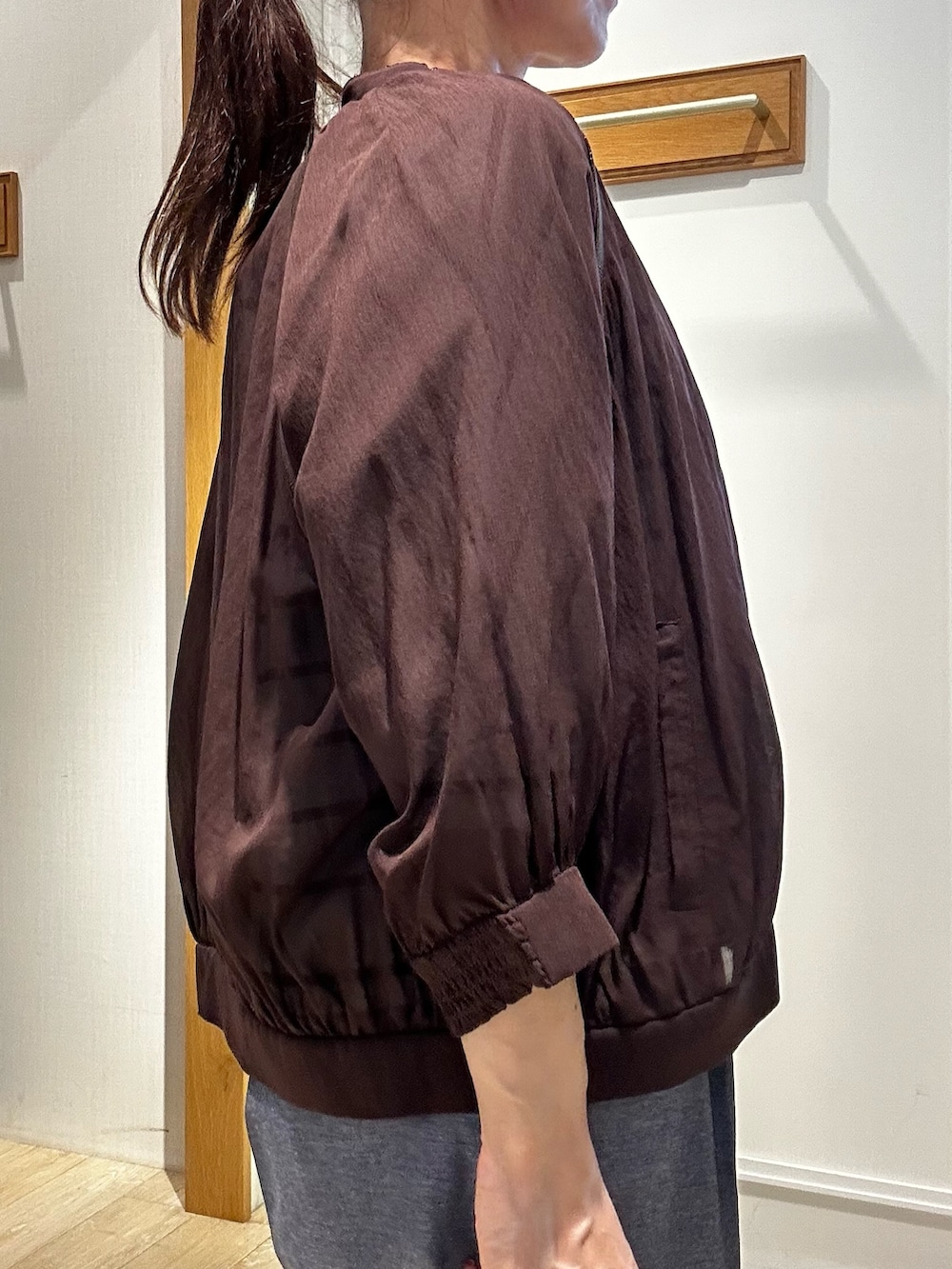 ブラウン系のブルゾン、ホワイト系のTシャツ/カットソー、ブルー系のその他パンツを着用したレディースの夏コーディネートの6枚目の写真
