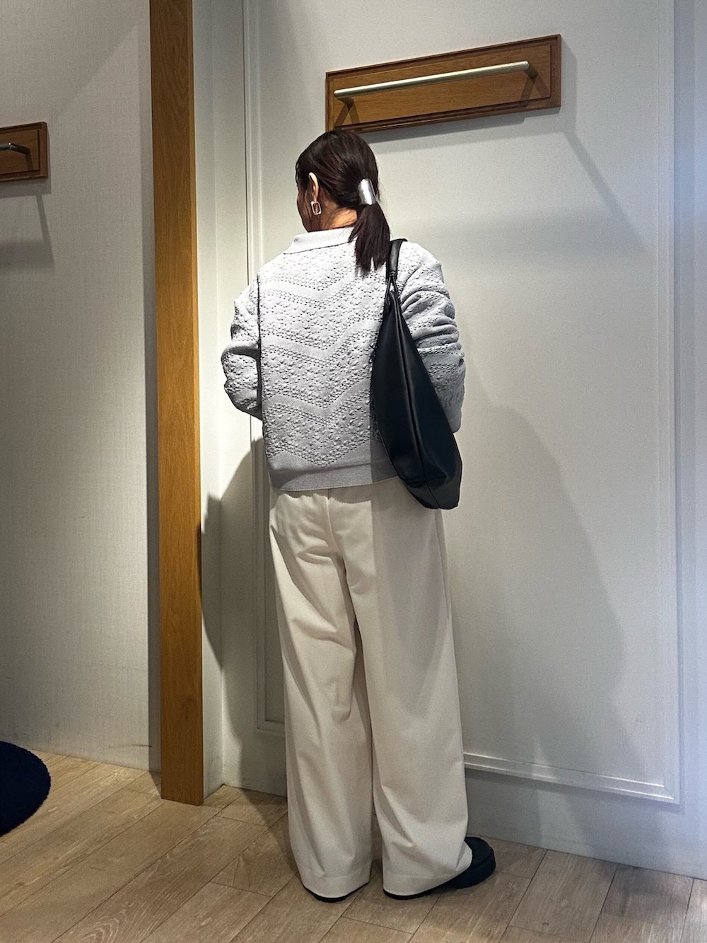 グレー系のカーディガン/ボレロ、ホワイト系のその他パンツ、ホワイト系のTシャツ/カットソーを着用したレディースの冬コーディネートの3枚目の写真