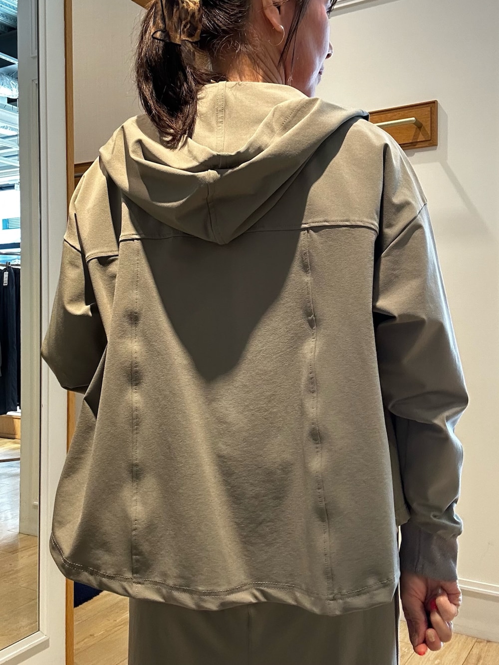 ホワイト系のニット/セーター、グリーン系のブルゾン、ホワイト系のTシャツ/カットソーを着用したレディースの春コーディネートの10枚目の写真