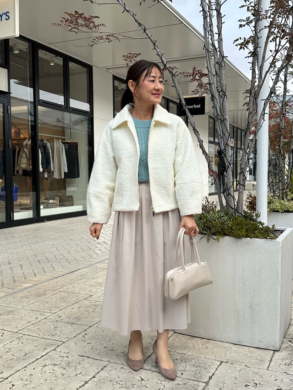 「おでかけコーデ、秋冬コーデ、ワントーンコーデ、ニット/セーター、低身長コーデ、レディースファッション、冬アウター、アウターコーデ、キレイめ、大人ファッション、ママファッション、ホワイトコーデ、40代ファッション」｜「MICO COULIERのフライス編みナッピングジャケット（ブルゾン、ホワイト系）」を使った、daimonさん（骨格ナチュラル・レディース・154cm）の冬コーディネートの4枚目の写真