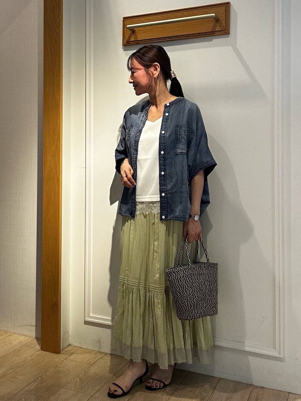 ホワイト系のTシャツ/カットソー、ブルー系のシャツ/ブラウス、イエロー系のスカートを着用したレディースの夏コーディネートの5枚目の写真