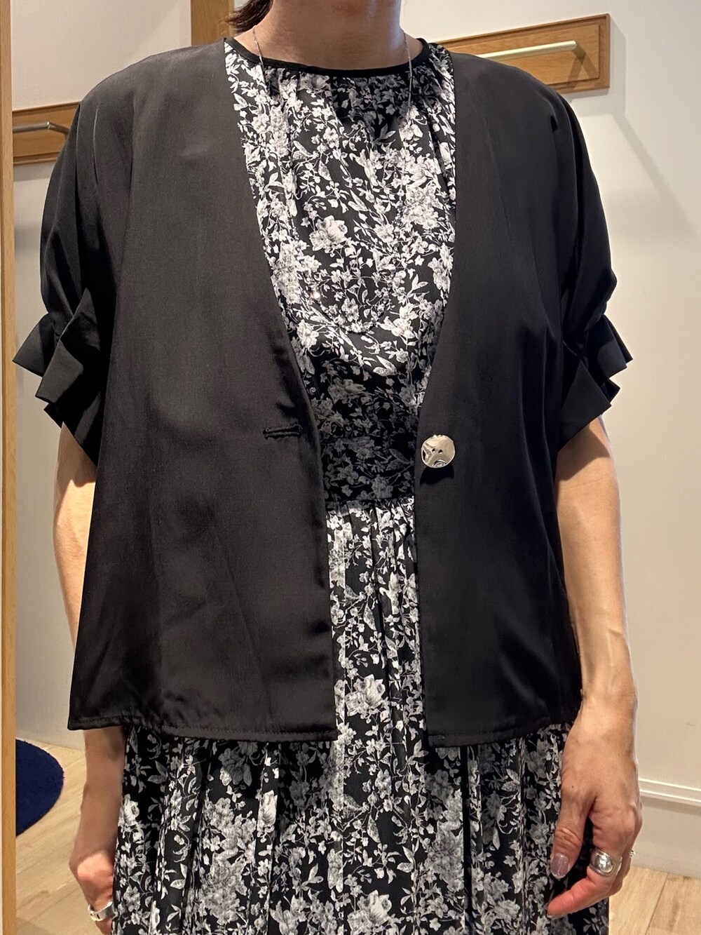 ブラック系のワンピース、ブラック系のノーカラージャケット、ブラック系のサンダルを着用したレディースの夏コーディネートの6枚目の写真