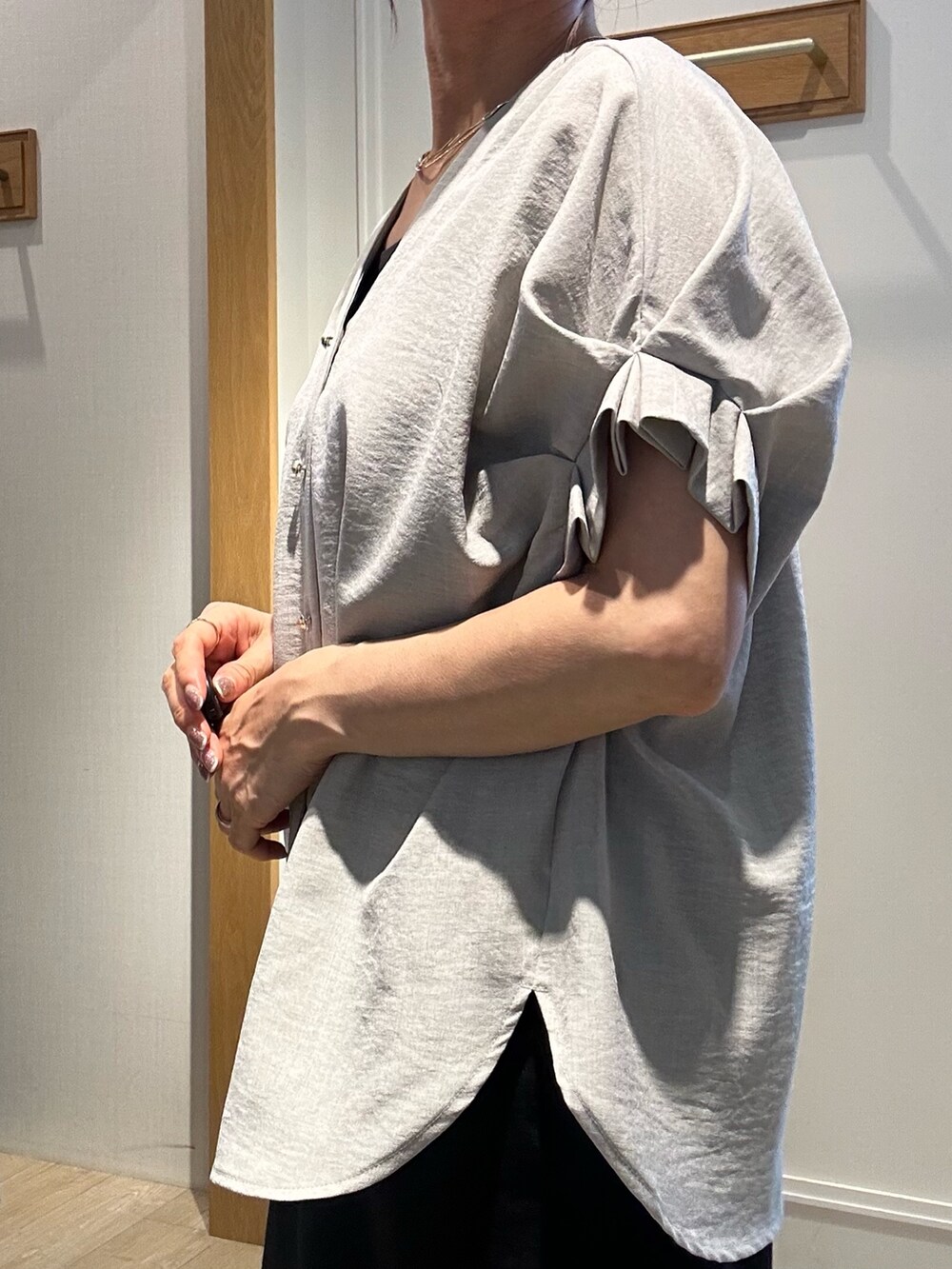 ホワイト系のテーラードジャケット、ベージュ系のシャツ/ブラウス、ブラック系のスカートを着用したレディースの夏コーディネートの7枚目の写真