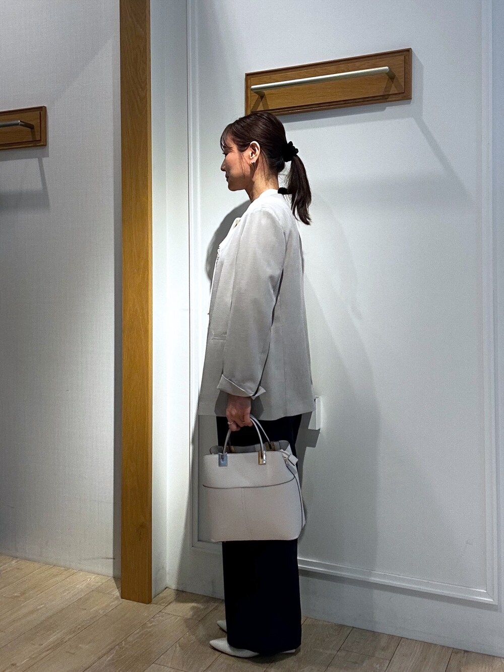 ホワイト系のシャツ/ブラウス、ベージュ系のノーカラージャケット、ブルー系のその他パンツを着用したレディースの春コーディネートの6枚目の写真