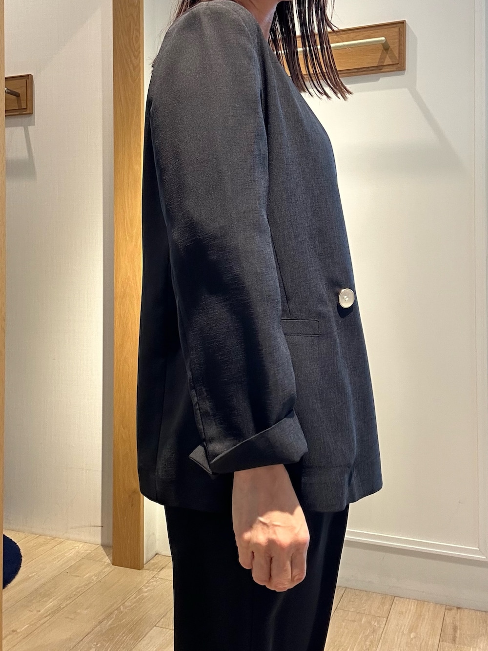 「春めき満開コーデ、春服、おでかけコーデ、ワントーンコーデ、スーツ、スーツスタイル、スーツコーデ、パンツスタイル、パンツ、パンツコーデ、ブラックスーツ、低身長、低身長コーデ、お仕事、お仕事コーデ」｜「NOLLEY'S LIGHTの《セットアップ対応》UVカットライトツイル ノーカラージャケット（ノーカラージャケット、ブラック系）」を使った、daimonさん（骨格ナチュラル・レディース・154cm）の春コーディネートの6枚目の写真
