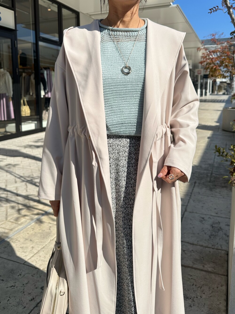 「春コーデ、春めき満開コーデ、春服コーデ、大人可愛い、大人コーデ、春、春服、低身長女子、お花見コーデ、オフィスカジュアル、150cm台コーデ、低身長コーデ、40代ファッション、花柄スカート、カラーニット」｜「MICO COULIERのドライタンブラーコート（その他アウター、ホワイト系）」を使った、daimonさん（骨格ナチュラル・レディース・154cm）の春コーディネートの7枚目の写真