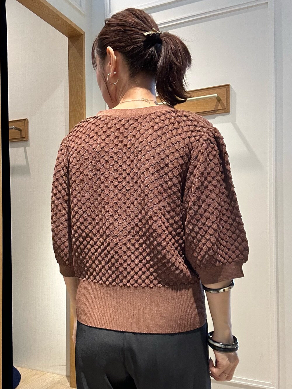 ブラウン系のカーディガン/ボレロ、グレー系のTシャツ/カットソー、ブラック系のその他パンツを着用したレディースの夏コーディネートの8枚目の写真