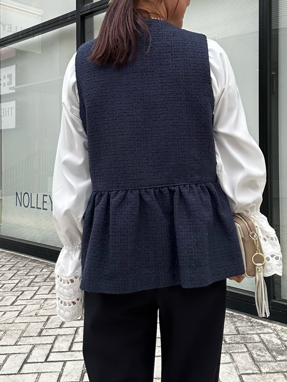 ブルー系のノーカラージャケット、ブルー系のその他パンツ、ホワイト系のシャツ/ブラウスを着用したレディースの冬コーディネートの7枚目の写真