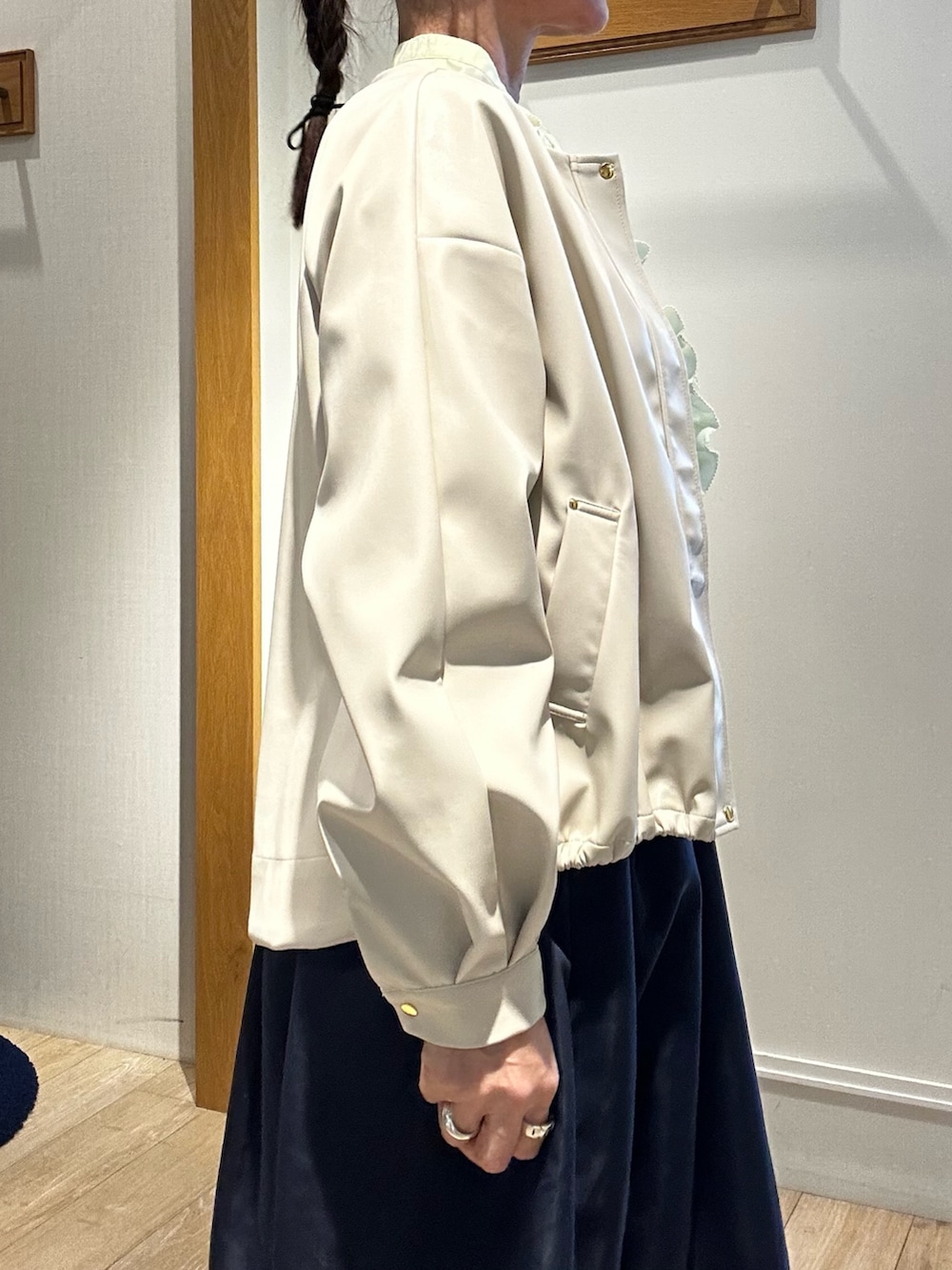 イエロー系のシャツ/ブラウス、ホワイト系のブルゾン、ブルー系のスカートを着用したレディースの冬コーディネートの6枚目の写真