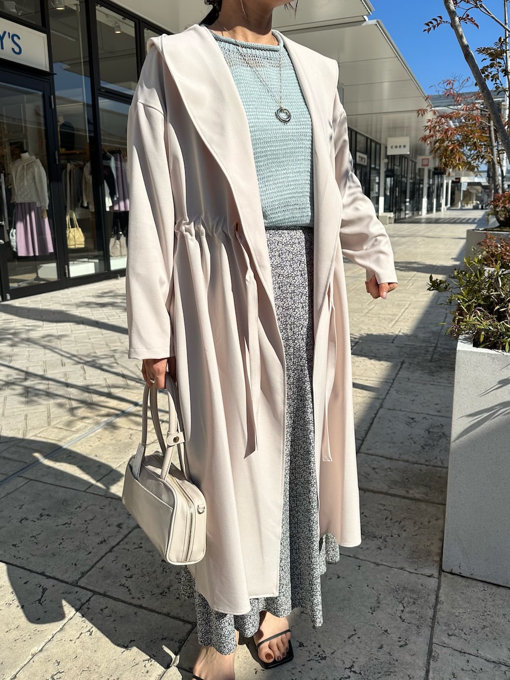 「春コーデ、春めき満開コーデ、春服コーデ、大人可愛い、大人コーデ、春、春服、低身長女子、お花見コーデ、オフィスカジュアル、150cm台コーデ、低身長コーデ、40代ファッション、花柄スカート、カラーニット」｜「MICO COULIERのドライタンブラーコート（その他アウター、ホワイト系）」を使った、daimonさん（骨格ナチュラル・レディース・154cm）の春コーディネートの8枚目の写真