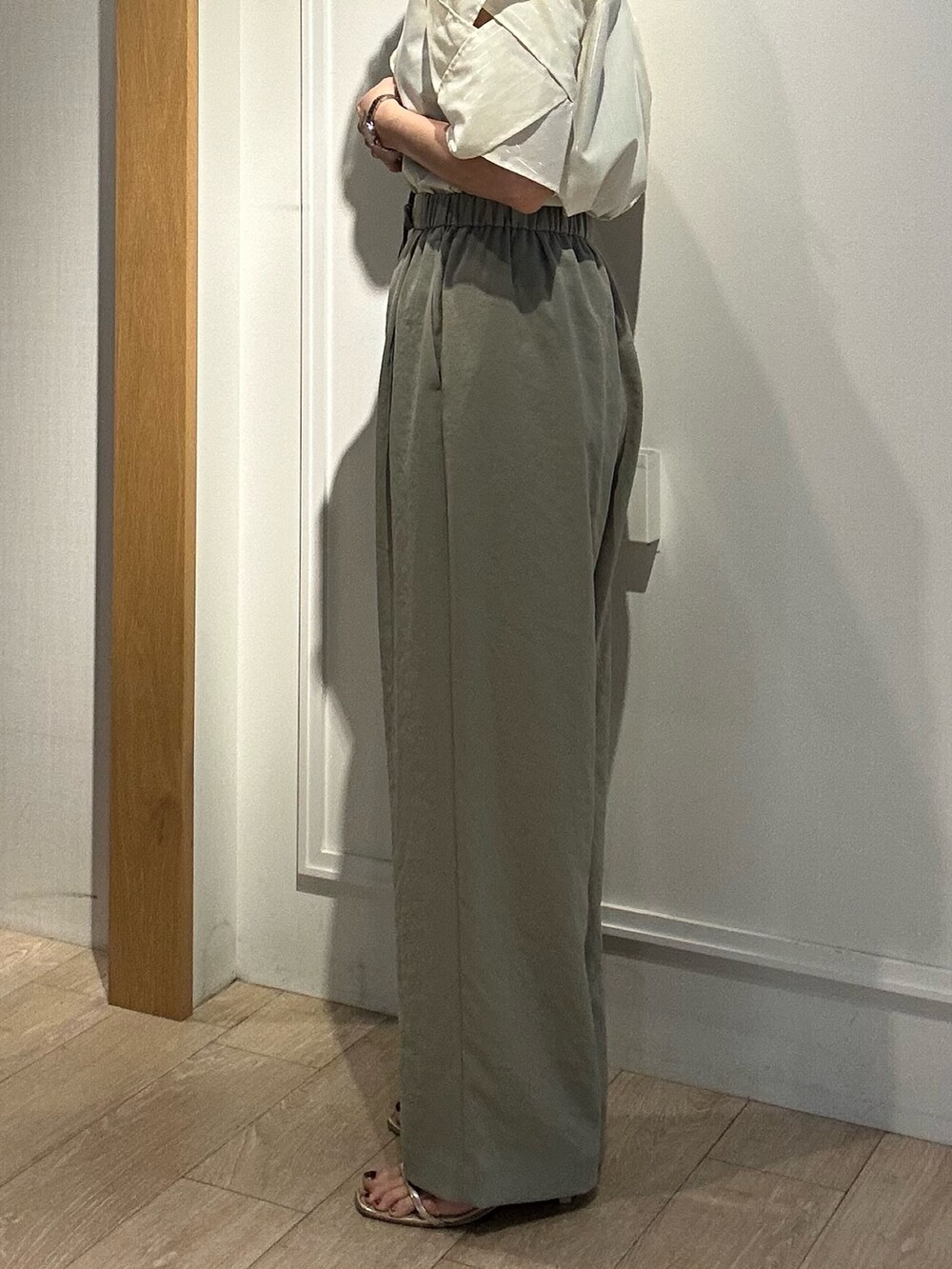 「柄シャツ、ワイドパンツ、サンダル、シャツスタイル、シンプルコーデ、きれいめコーデ、楽チンコーデ、大人女子、低身長女子、大人ファッション、低身長コーデ、おしゃれさんと繋がりたい、オフィスカジュアル、大人コーデ、アラフォー」｜「NOLLEY’Sのアイテム（バッグ、レッド系）」を使った、daimonさん（レディース・154cm）の春コーディネートの10枚目の写真