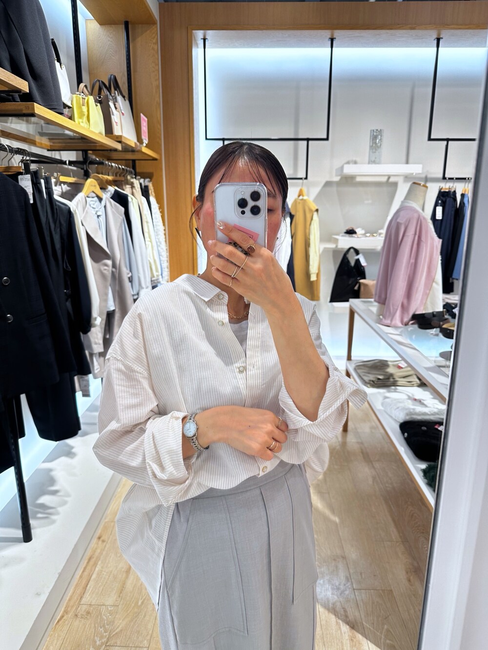 ベージュ系のシャツ/ブラウス、グレー系のスカート、グレー系のショルダーバッグを着用したレディースの春コーディネートの9枚目の写真