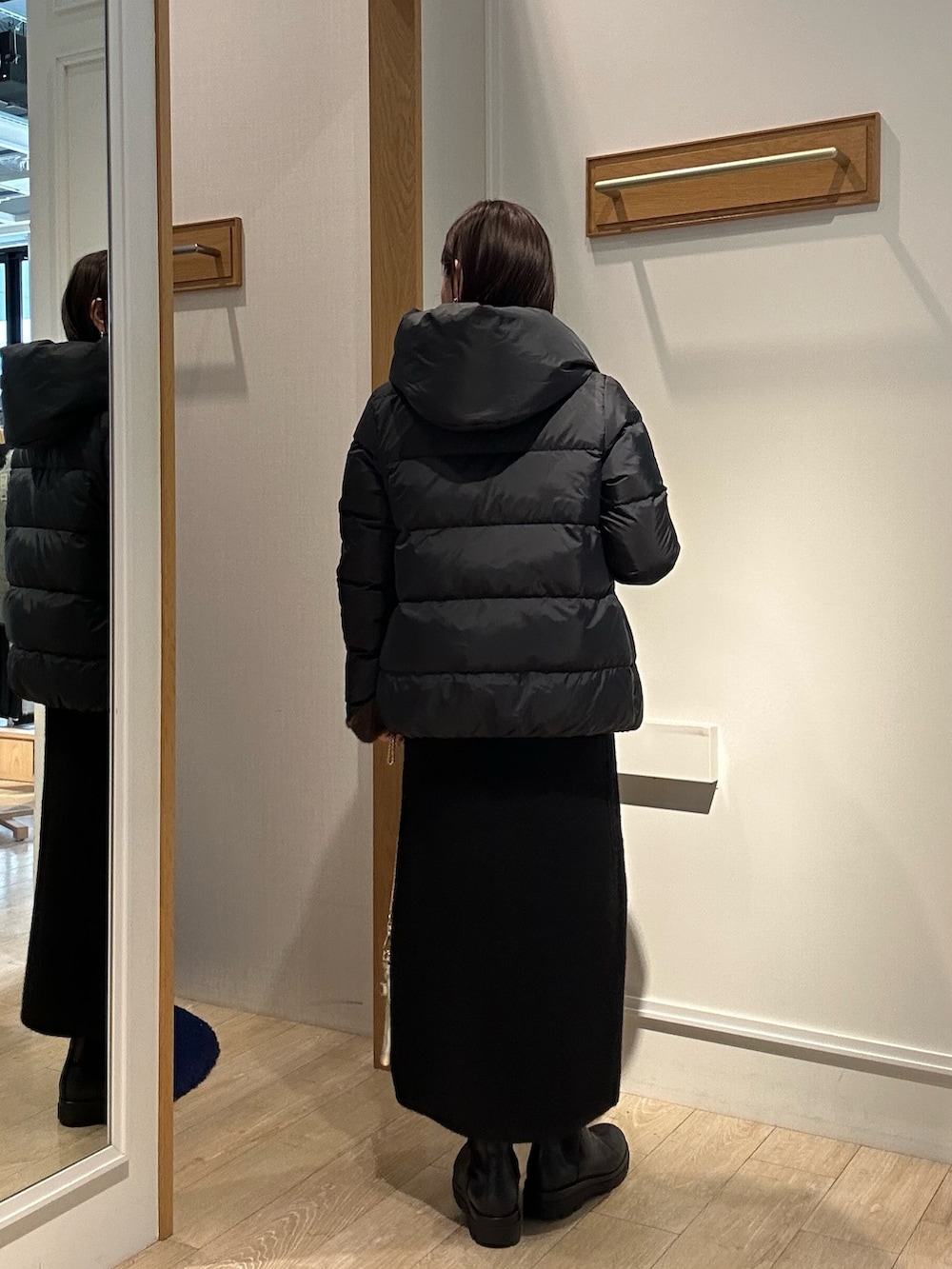 「冬アウター、大人コーデ、秋冬コーデ、シンプル、きれいめコーディネート、ラクチンコーデ、ワンピーススタイル、きれいめコーデ、ニットワンピース、ニットワンピースコーデ、ダウンコート、ダウンコーデ、低身長コーデ、低身長女子、40代ファッション」｜「MICO COULIERのラメスタンドプルオーバー＋ワンピースSET（ワンピース、グレー系）」を使った、daimonさん（骨格ナチュラル・レディース・154cm）の冬コーディネートの9枚目の写真