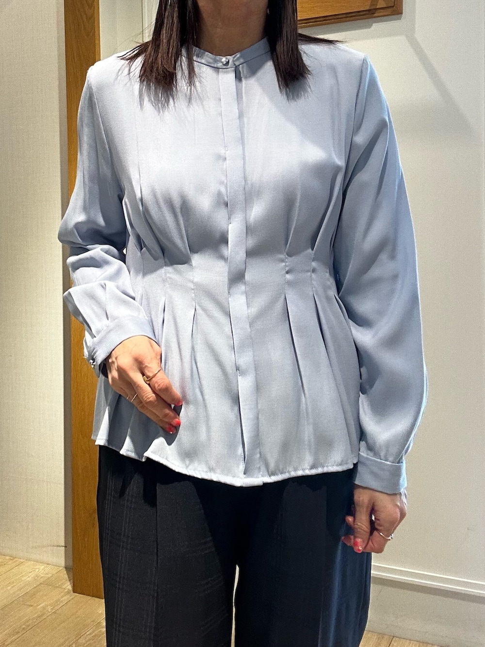 ブルー系のシャツ/ブラウス、ブルー系のその他パンツ、ブルー系のダウンジャケット/コートを着用したレディースの冬コーディネートの5枚目の写真