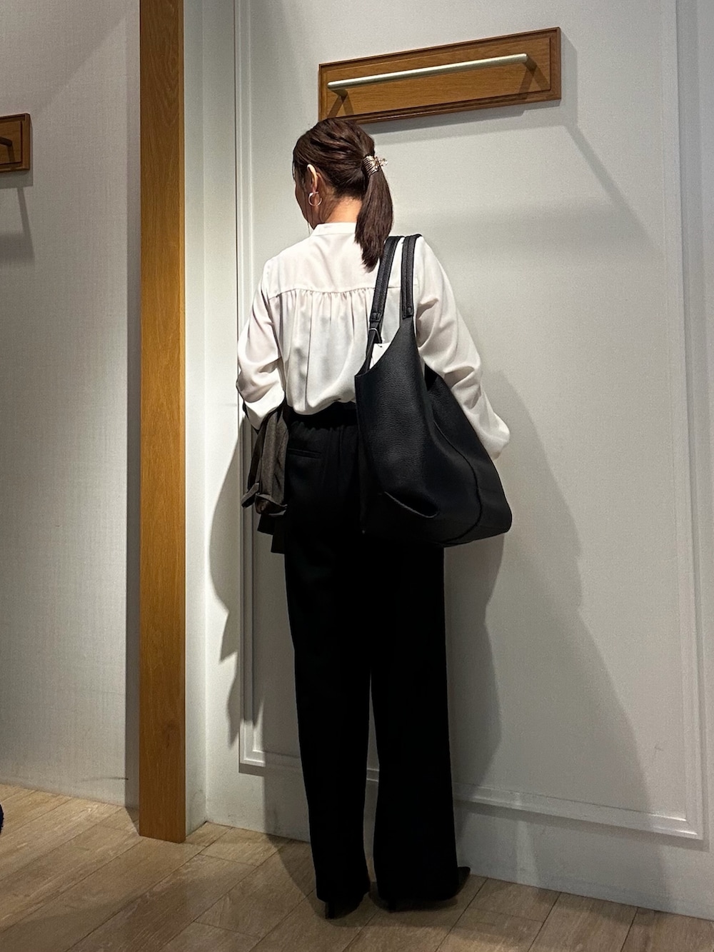 ブラウン系のテーラードジャケット、ブラック系のその他パンツ、ホワイト系のシャツ/ブラウスを着用したレディースの秋コーディネートの8枚目の写真