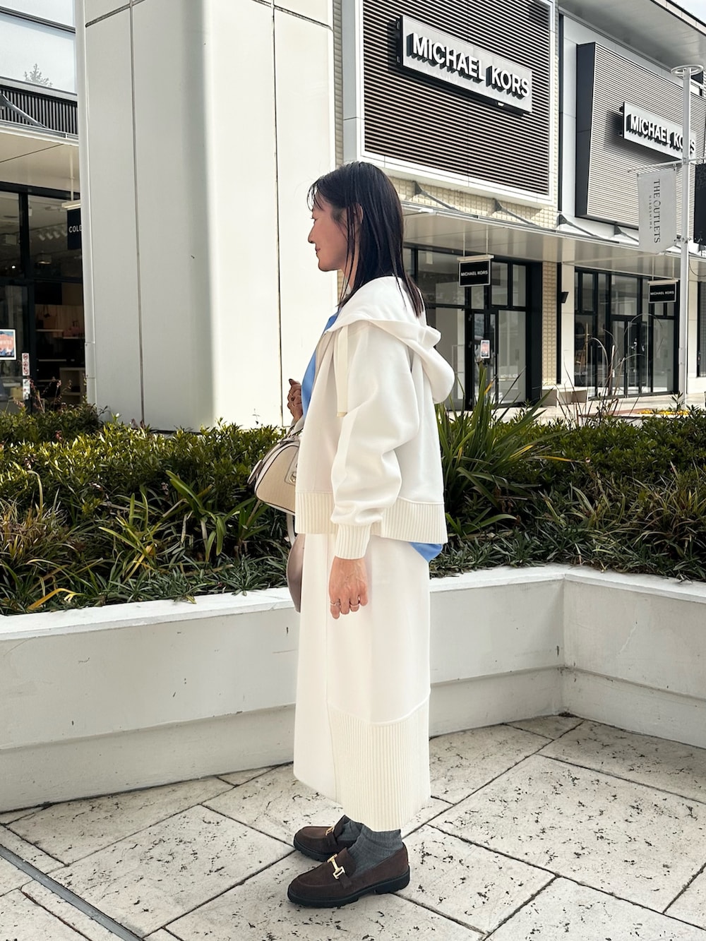 ベージュ系のその他アウター、ホワイト系のパーカー、ブルー系のシャツ/ブラウスを着用したレディースの冬コーディネートの8枚目の写真