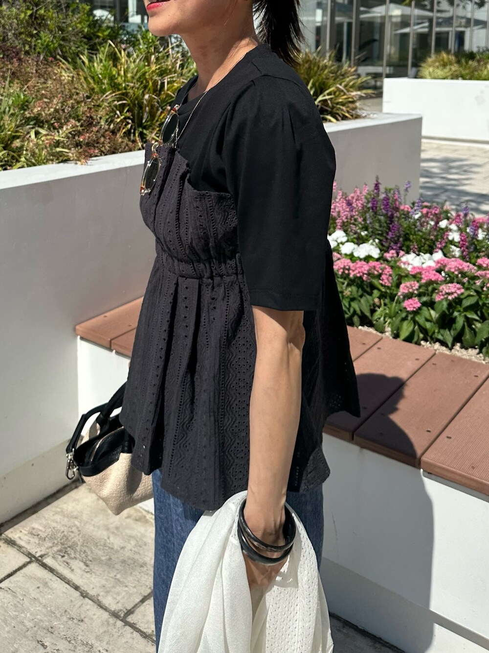 グレー系のTシャツ/カットソー、ブルー系のその他パンツ、ホワイト系のカーディガン/ボレロを着用したレディースの夏コーディネートの7枚目の写真