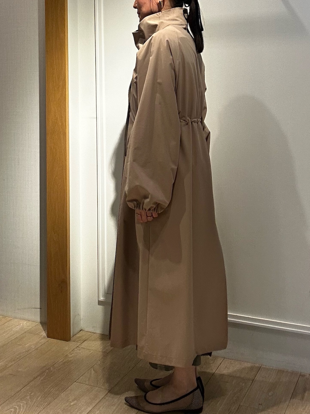 ホワイト系のTシャツ/カットソー、ホワイト系のカーディガン/ボレロ、グリーン系のスカートを着用したレディースの冬コーディネートの7枚目の写真