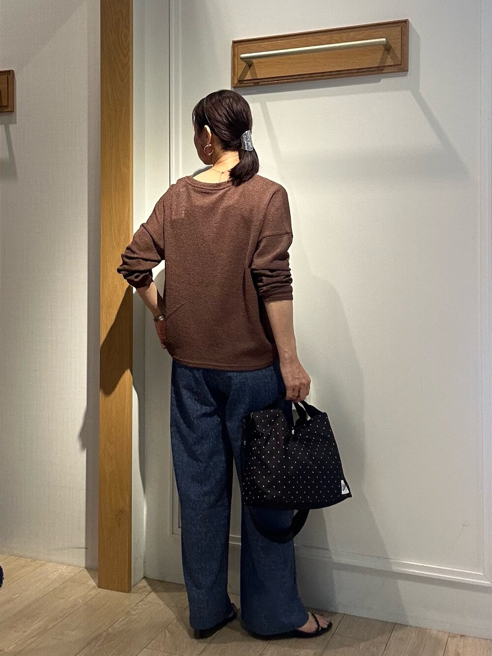 ブラウン系のTシャツ/カットソー、ブルー系のその他パンツ、ゴールド系のピアス（両耳用）を着用したレディースの夏コーディネートの3枚目の写真