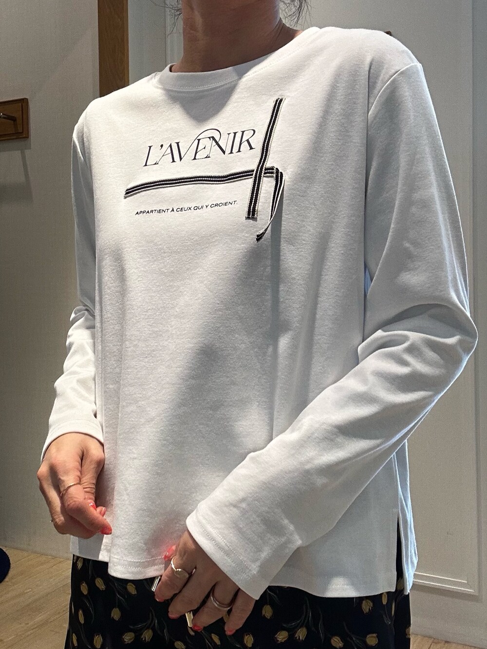 ブルー系のその他パンツ、ブルー系のシャツ/ブラウスを着用したレディースの冬コーディネートの6枚目の写真