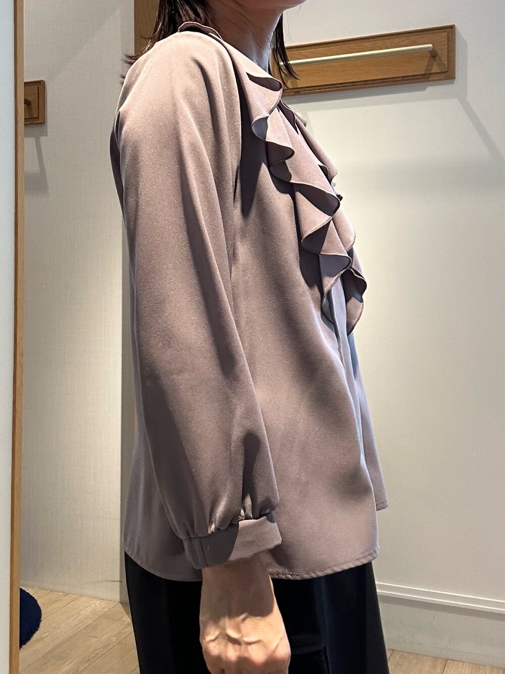 ブラウン系のシャツ/ブラウス、ブラック系のスカート、ブラック系のトートバッグを着用したレディースの秋コーディネートの8枚目の写真