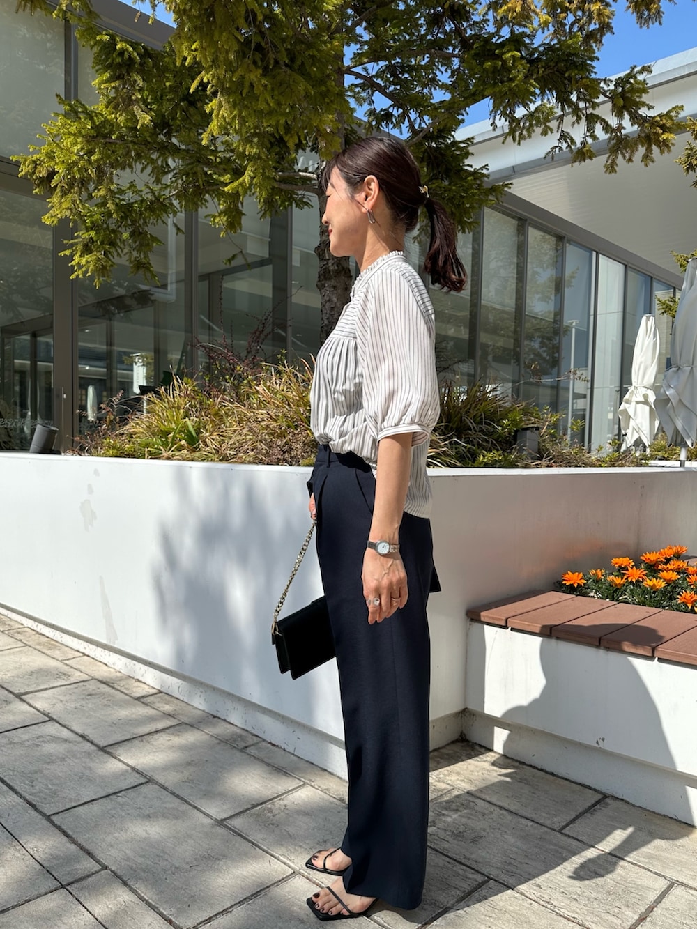 「春めき満開コーデ、春服、おでかけコーデ、初夏コーデ、トップス、低身長コーデ、低身長女子、スーツ、スーツスタイル、スーツコーデ、パンツスーツ、パンツコーデ、お仕事、お仕事コーデ、40代ファッション」｜「MICO COULIERのジョーゼットプリーツブラウス（シャツ/ブラウス、ホワイト系）」を使った、daimonさん（骨格ナチュラル・レディース・154cm）の春コーディネートの2枚目の写真