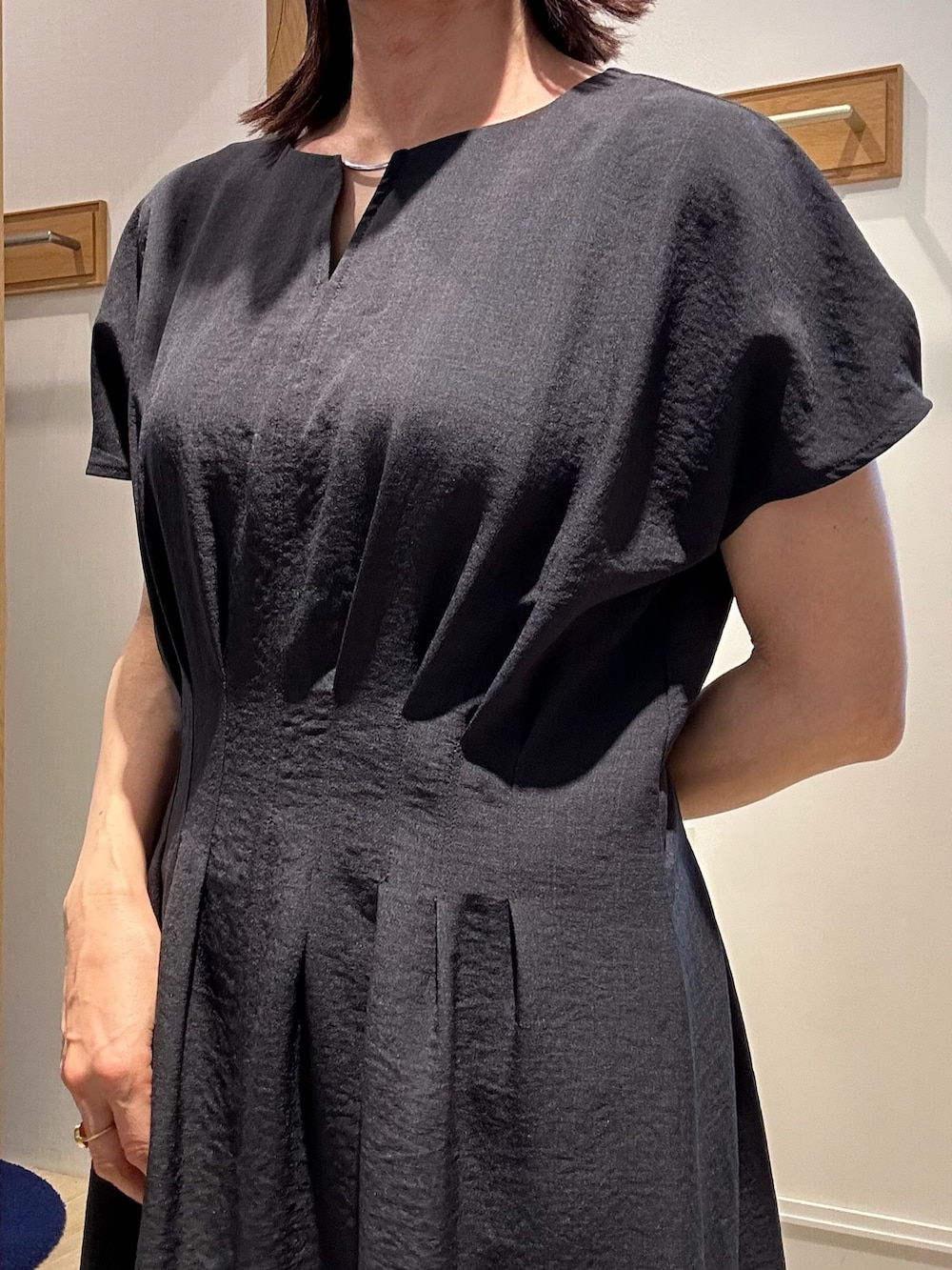 「オトナ女子、春服コーデ、大人ファッション、今日のコーデ、夏コーデ、夏ファッション、大人可愛い、授業参観日コーデ、低身長コーデ、低身長女子、150cm台コーデ、40代ファッション、ワンピース、ワントーンコーデ」｜「MICO COULIERのサップタンブラーワンピース（ワンピース、グレー系）」を使った、daimonさん（骨格ナチュラル・レディース・154cm）の春コーディネートの8枚目の写真