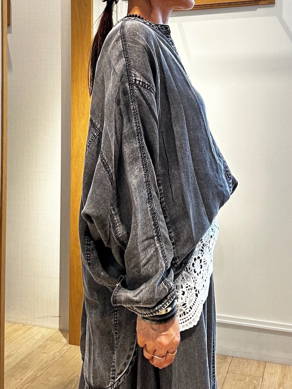 グレー系のシャツ/ブラウス、グレー系のスカート、ベージュ系のブルゾンを着用したレディースの夏コーディネートの7枚目の写真