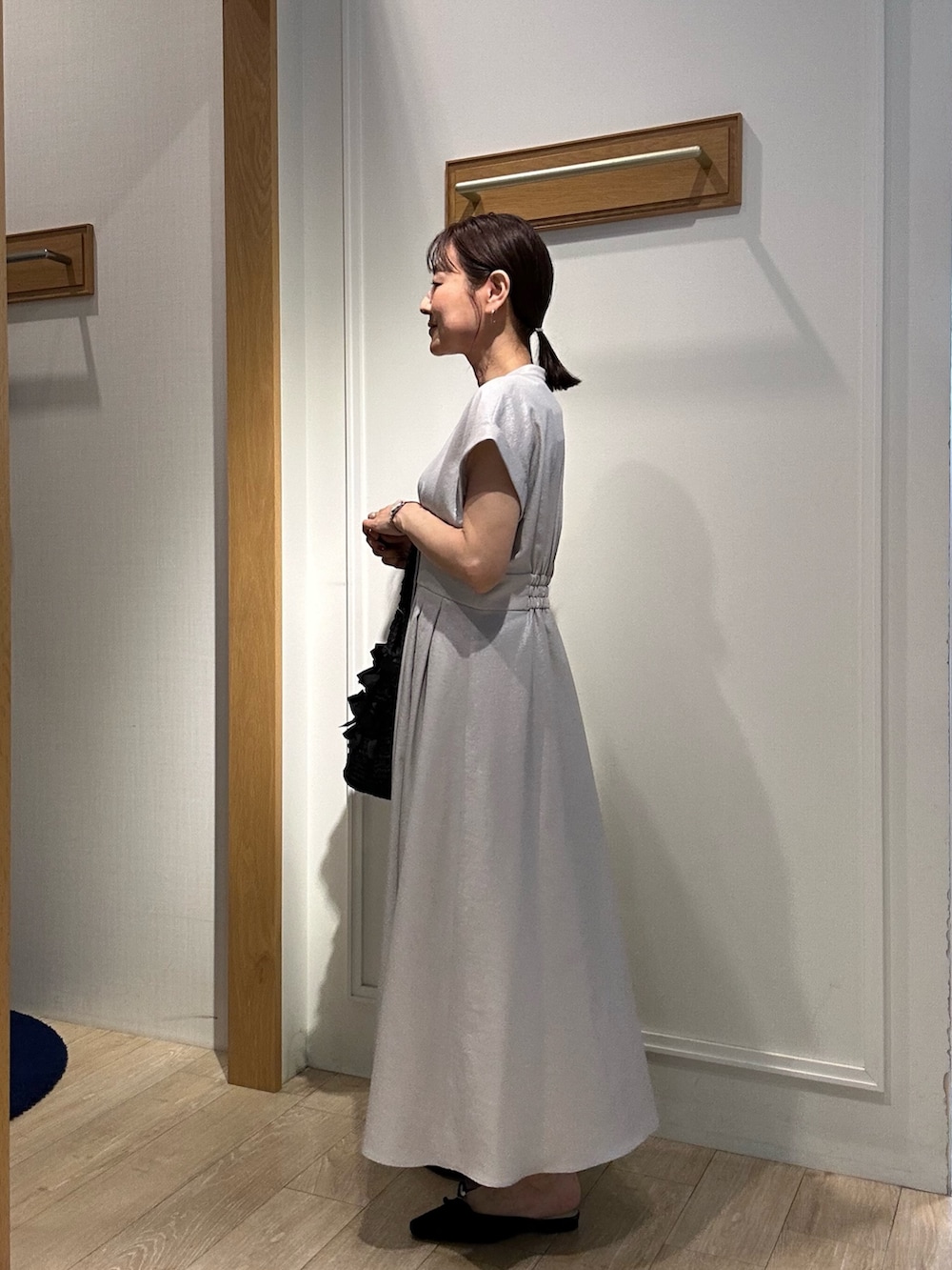 「オトナ女子、春服コーデ、大人ファッション、夏コーデ、夏ファッション、大人可愛い、授業参観日コーデ、ワンピース、ワンピーススタイル、箔、箔プリント、低身長、低身長コーデ、低身長女子、150cm台コーデ」｜「MICO COULIERの箔タンブラーワンピース（ワンピース、グレー系）」を使った、daimonさん（骨格ナチュラル・レディース・154cm）の春コーディネートの2枚目の写真