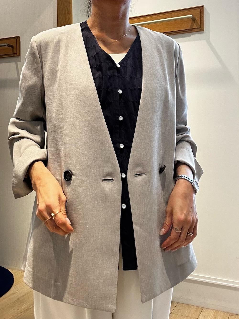 ブルー系のシャツ/ブラウス、ベージュ系のノーカラージャケット、ホワイト系のTシャツ/カットソーを着用したレディースの春コーディネートの5枚目の写真