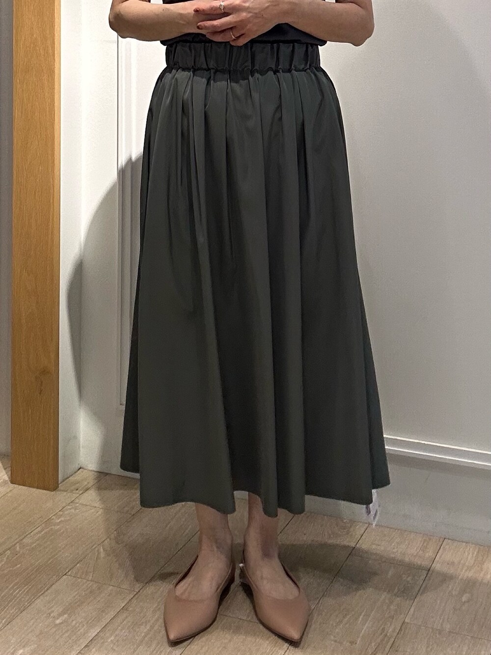 ホワイト系のテーラードジャケット、グレー系のTシャツ/カットソー、ブラック系のスカートを着用したレディースの春コーディネートの9枚目の写真