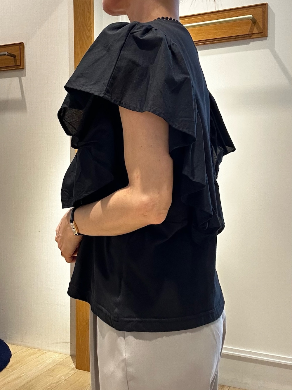 ブラック系のTシャツ/カットソー、ベージュ系のその他パンツ、ブルー系のショルダーバッグを着用したレディースの夏コーディネートの8枚目の写真
