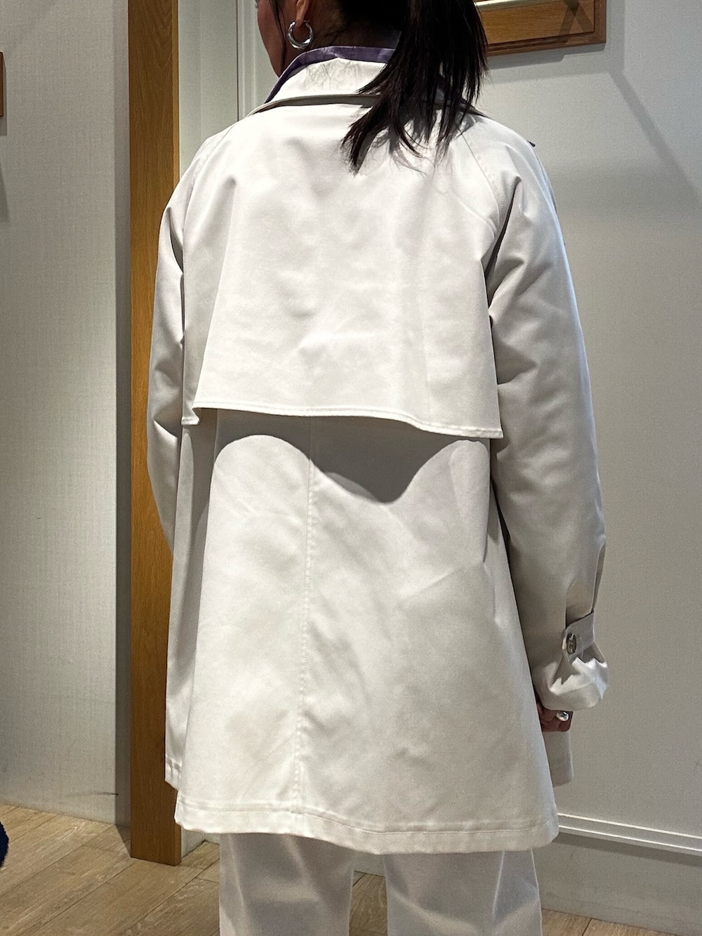 ホワイト系のその他アウター、ホワイト系のデニムパンツ、ホワイト系のTシャツ/カットソーを着用したレディースの春コーディネートの7枚目の写真