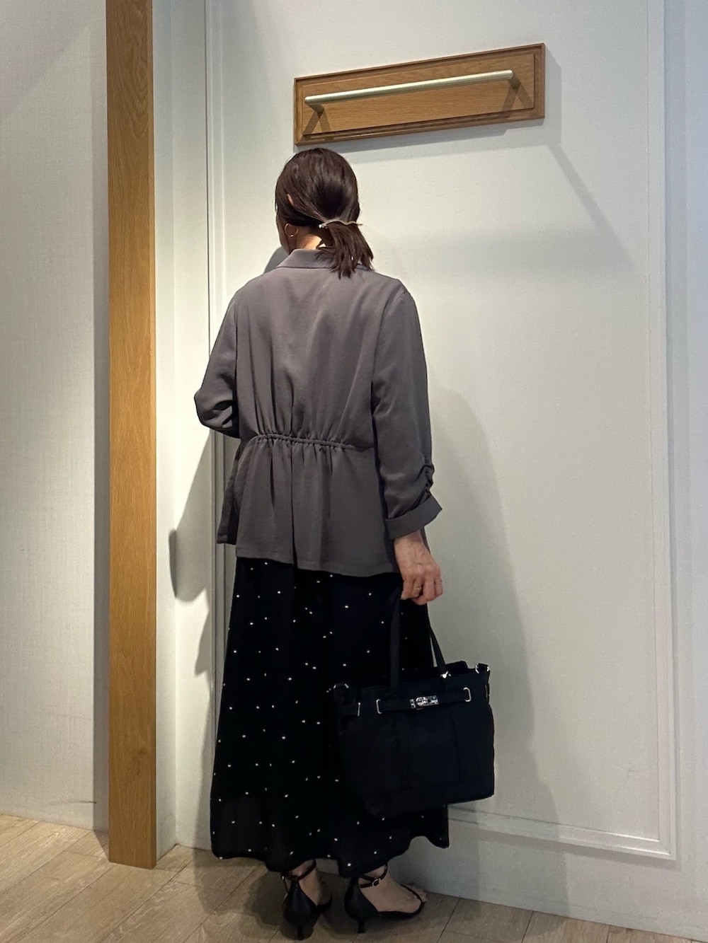 「お出かけコーデ、デートコーデ、シンプルコーデ、秋、キレイめコーデ、大人コーデ、フリルトップス、ママファッション、ジャケットコーデ、ジャケットスタイル、ドットスカート、フリルブラウス、低身長コーデ、低身長女子、150cm台コーデ」|「MICO COULIERの刺繍ドットスカート(スカート、ブラック系)」を使った、daimonさん(レディース・154cm)の夏コーディネートの3枚目の写真