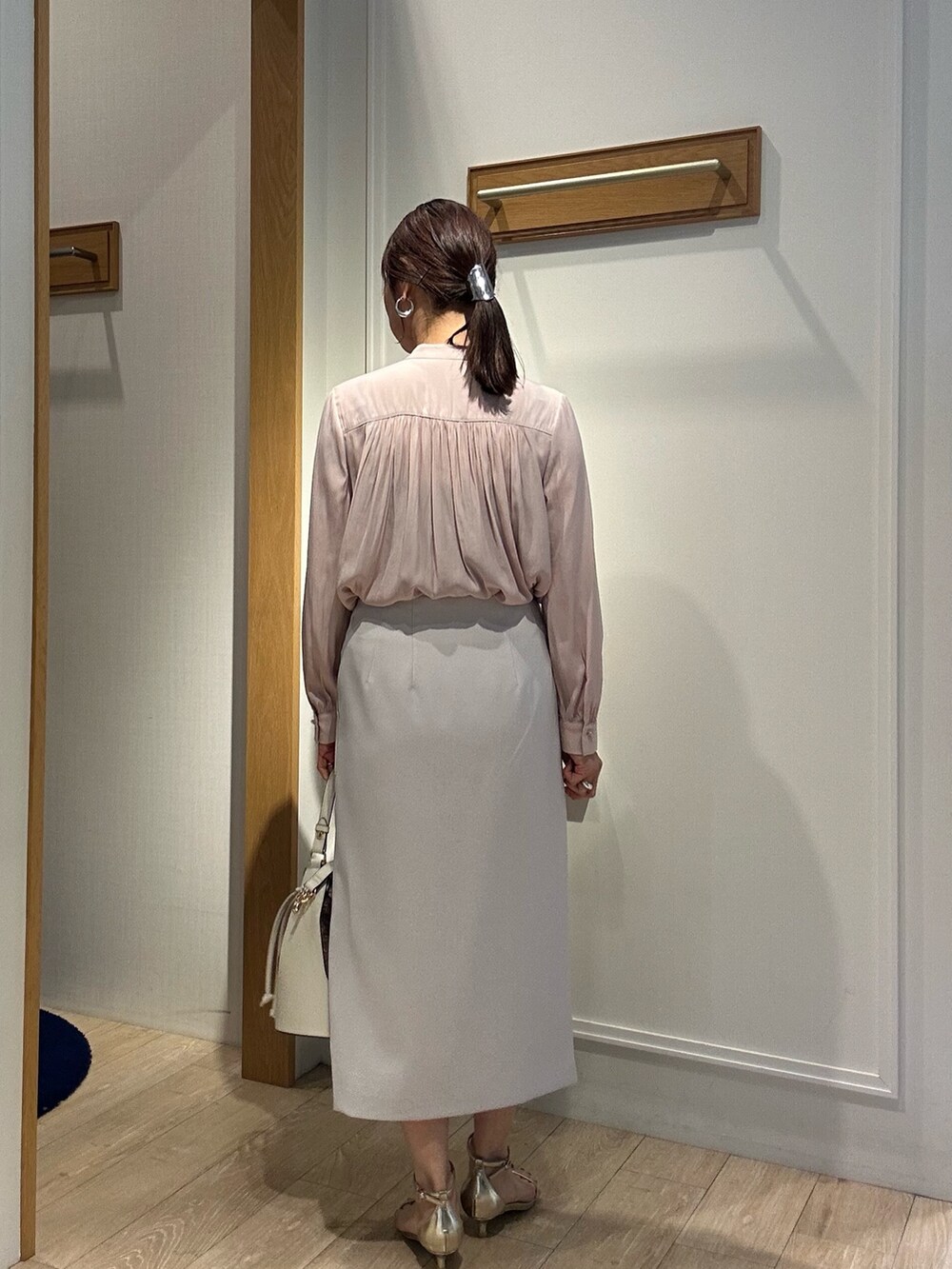 ピンク系のシャツ/ブラウス、ベージュ系のスカートを着用したレディースの春コーディネートの3枚目の写真