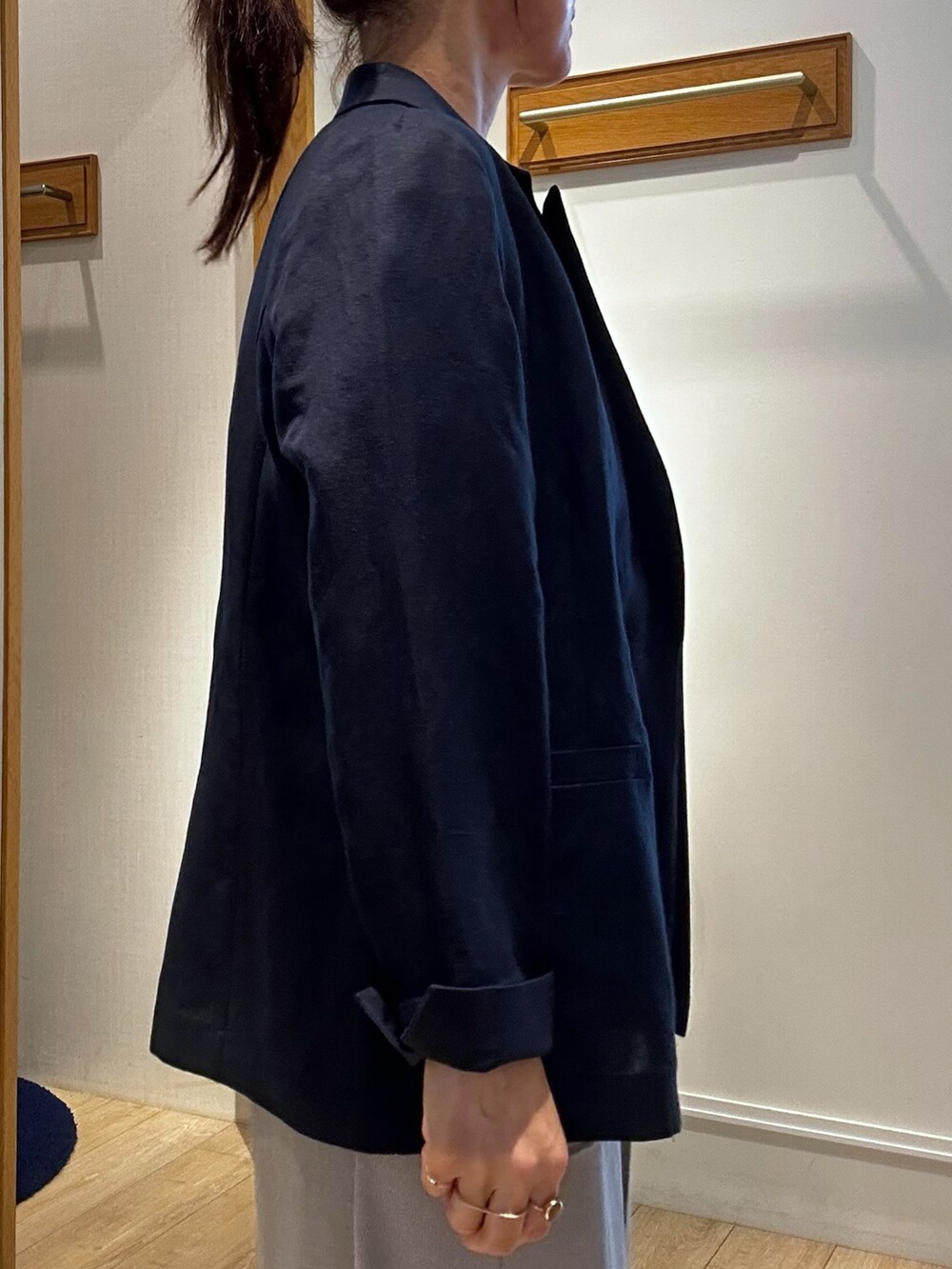 ブルー系のシャツ/ブラウス、ブルー系のテーラードジャケット、グレー系のスカートを着用したレディースの春コーディネートの6枚目の写真